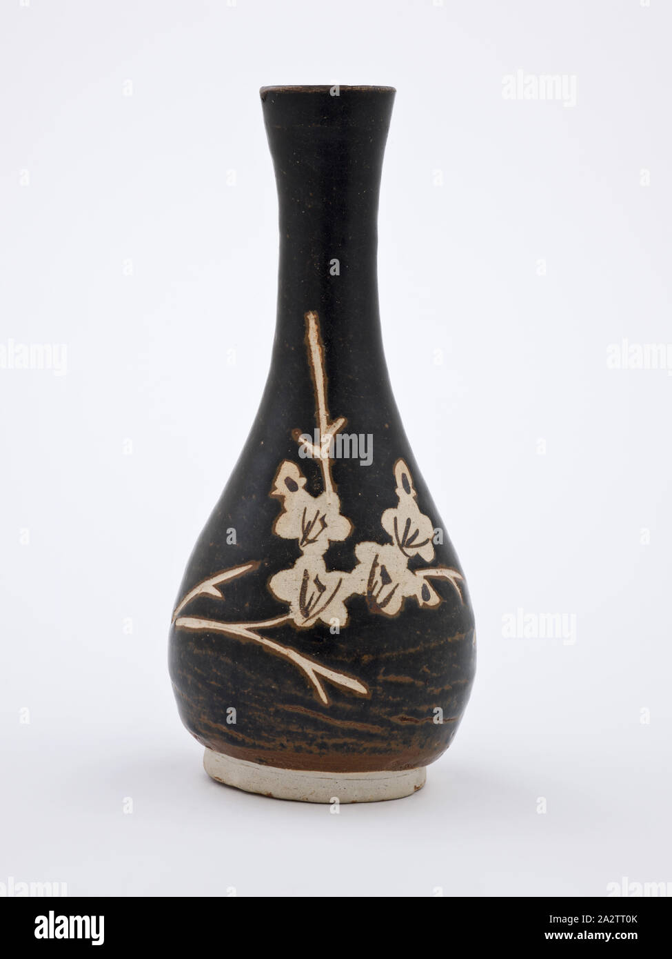 Bouteille avec réserver prune design, dynastie des Song du Sud, dynastie des Song du Sud, 1200s, jizhou ware avec glaçure, 7-7/8 in., Art asiatique Banque D'Images
