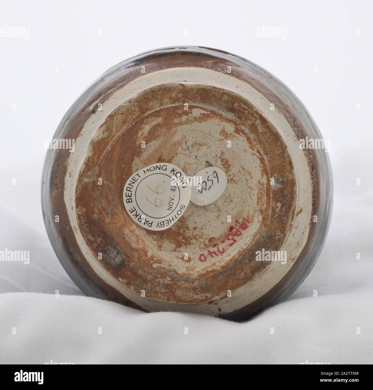 Bouteille avec réserver prune design, dynastie des Song du Sud, dynastie des Song du Sud, 1200s, jizhou ware avec glaçure, 7-7/8 in., Art asiatique Banque D'Images