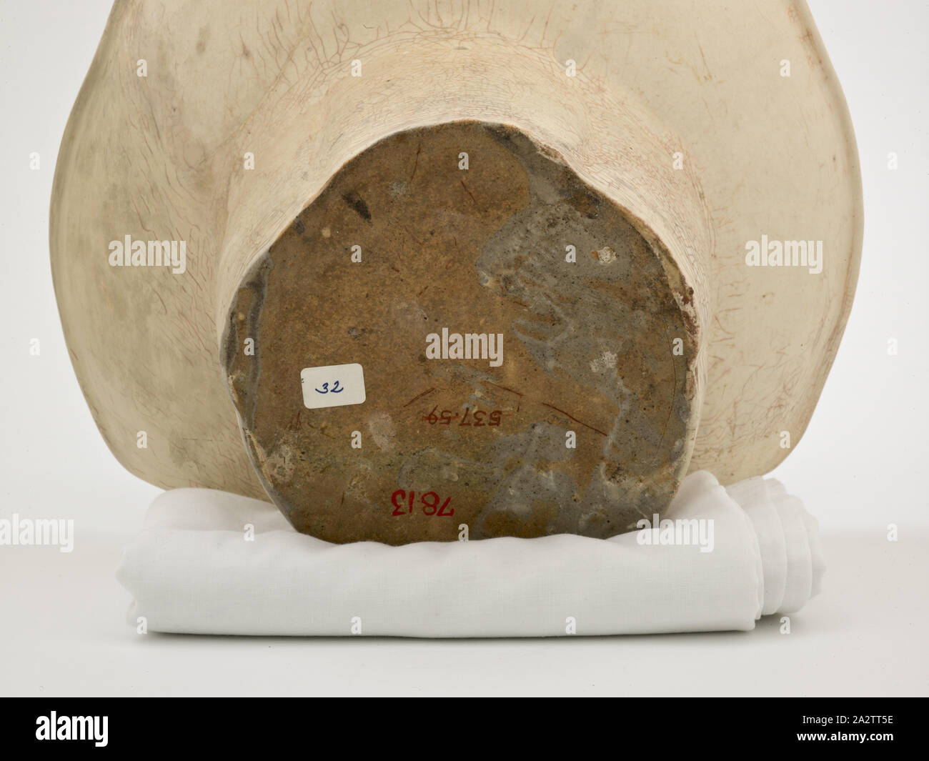 Oreiller en forme de feuille avec 'endurer (Ren)', dynastie des Song du Nord, dynastie des Song du Nord, environ 1100, grès, largeur : 11-13/16 in., Art asiatique Banque D'Images