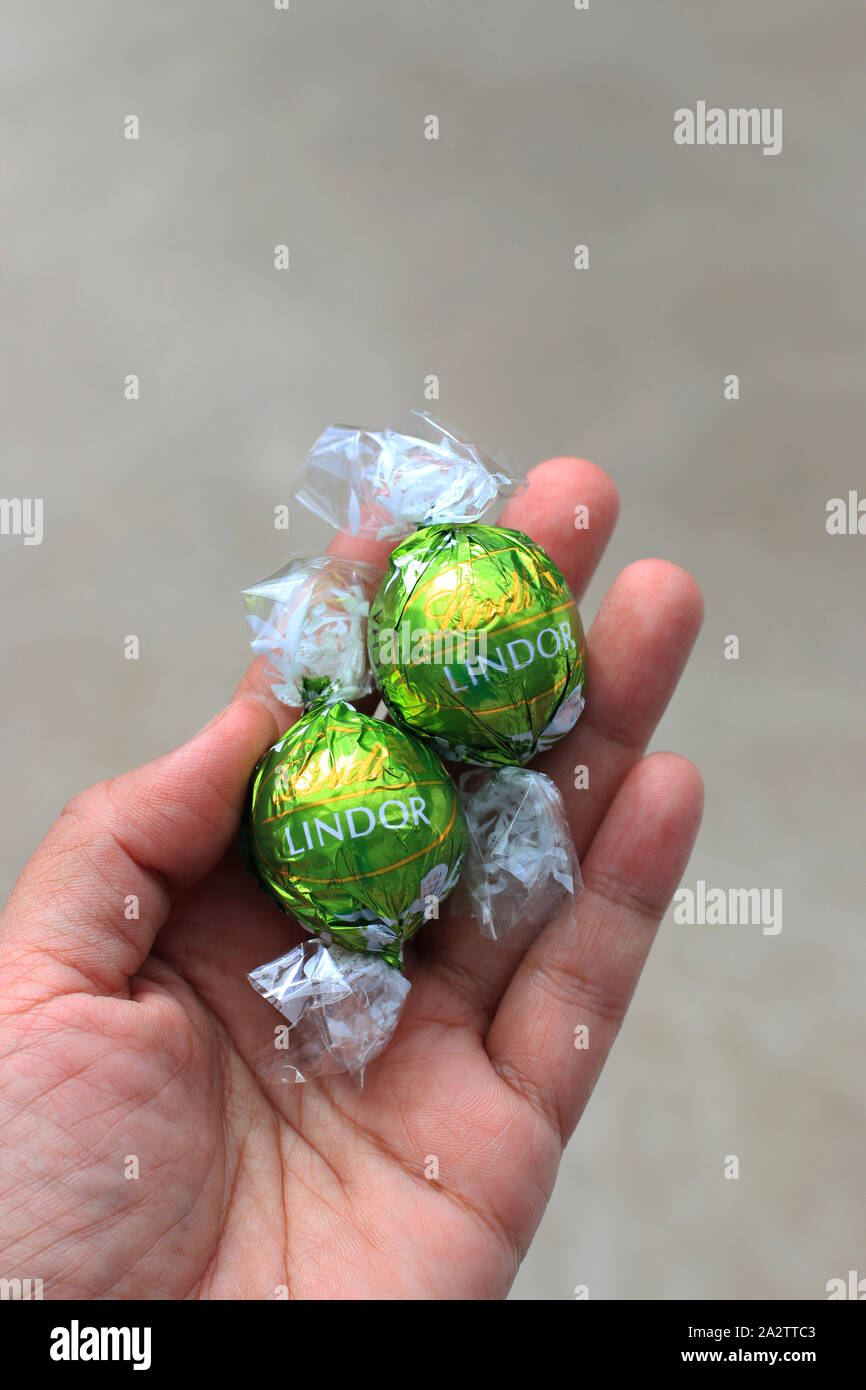 Close up de Lindor Lindt Chocolat saveur thé Matcha Banque D'Images