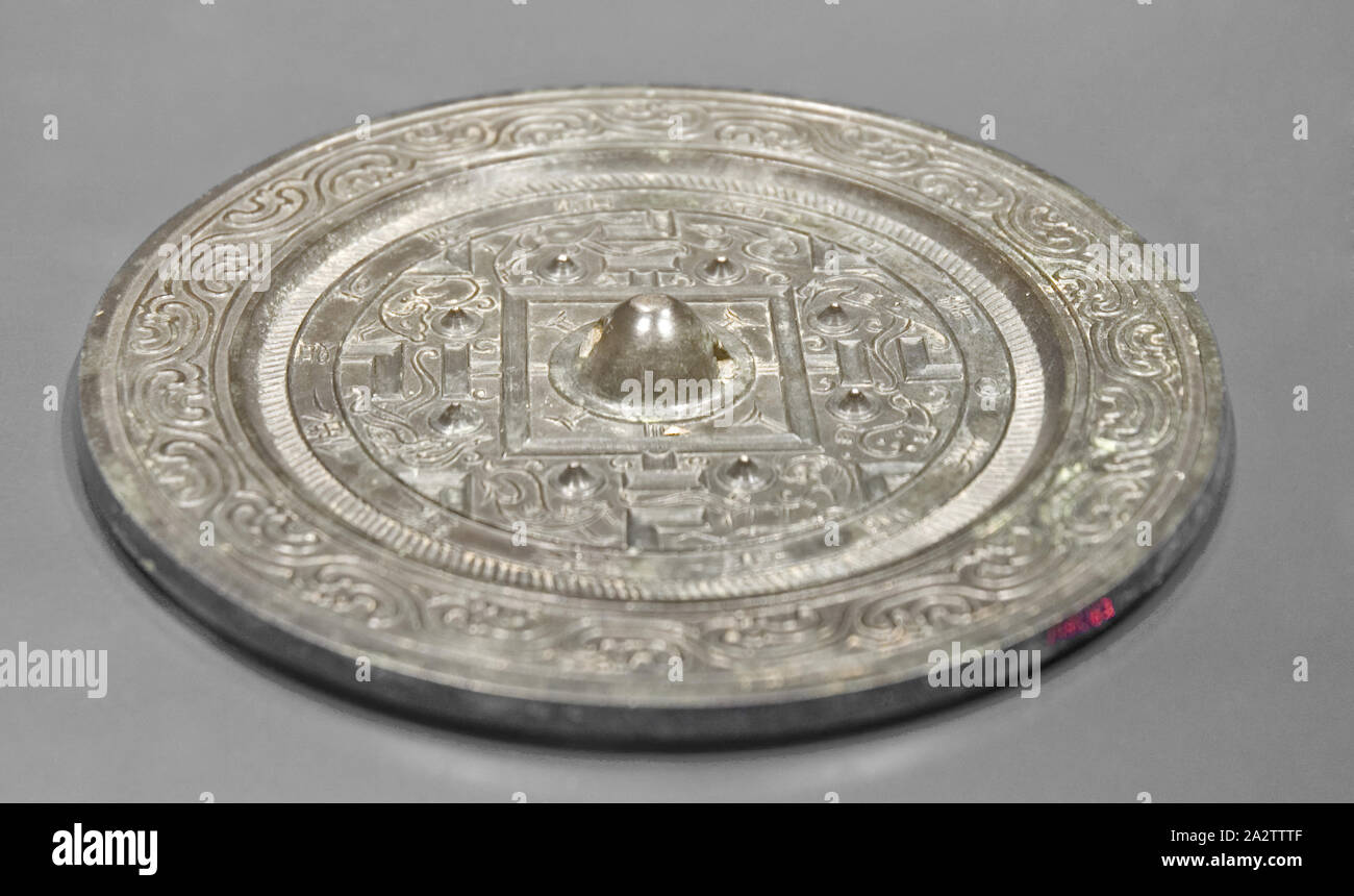 Miroir avec des animaux des quatre directions, Xin, Xin, 9-24, bronze, 5-1/2 in. (Diam.), Asian Art Banque D'Images