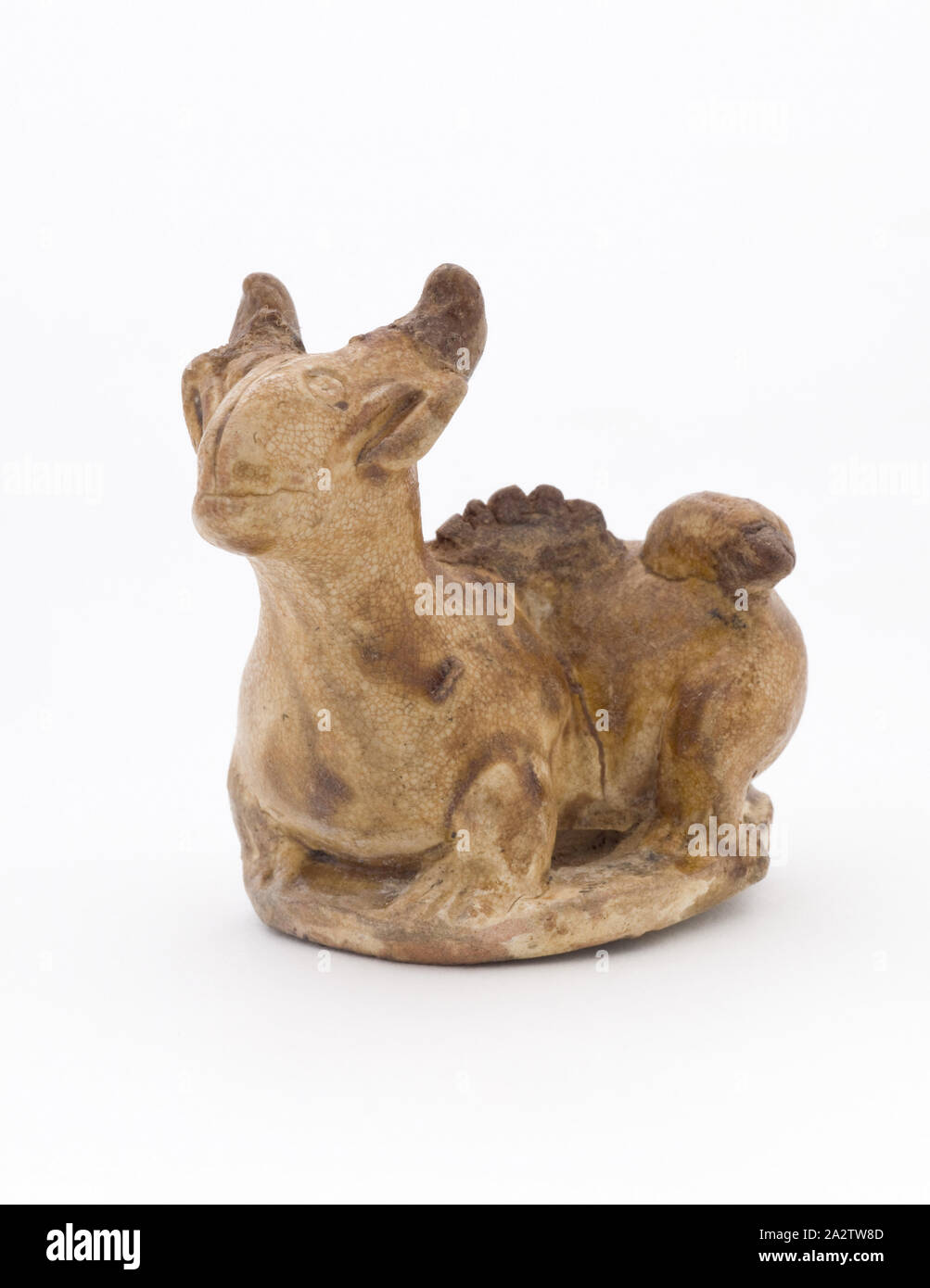 Ram avec support, Dynastie Tang, Grès (changsha Ware), 2 x 1-1/4 po., Art asiatique Banque D'Images