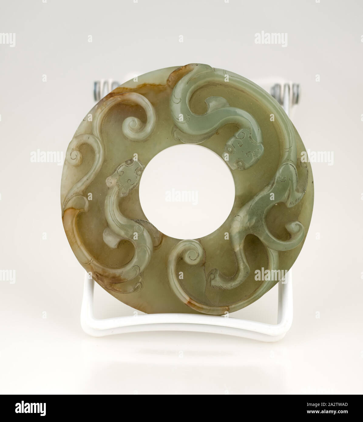Disque avec deux animaux en relief, dynastie Han, dynastie des Han, jade, Diamètre : 6 in., Art asiatique Banque D'Images