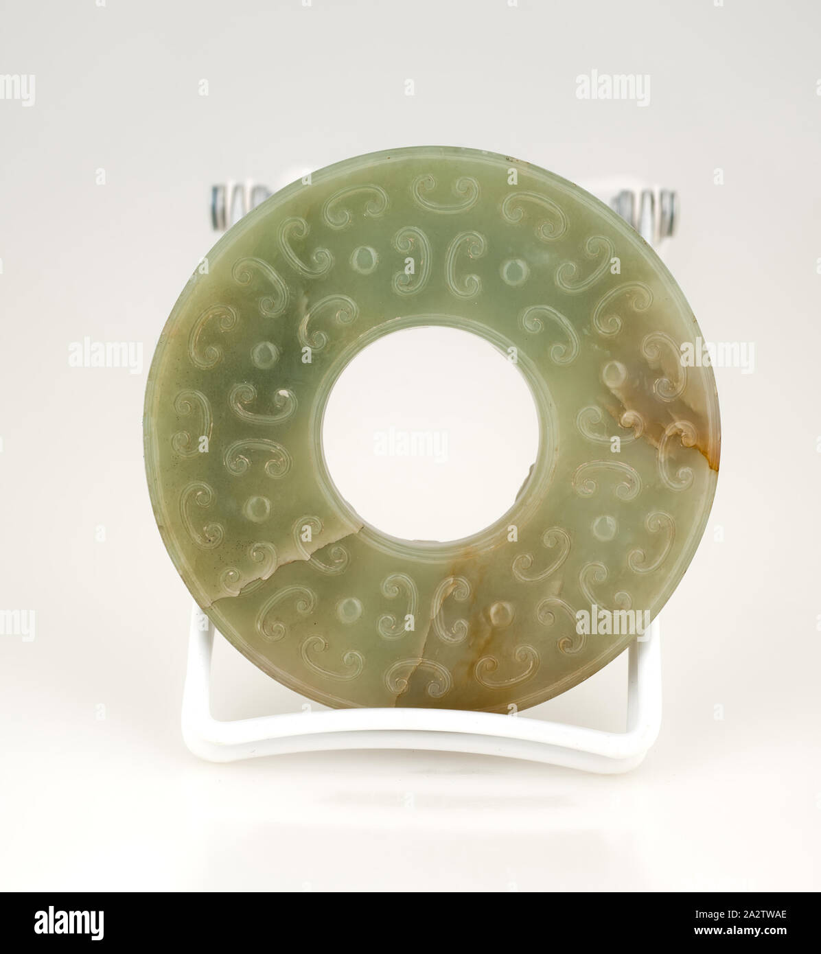 Disque avec deux animaux en relief, dynastie Han, dynastie des Han, jade, Diamètre : 6 in., Art asiatique Banque D'Images
