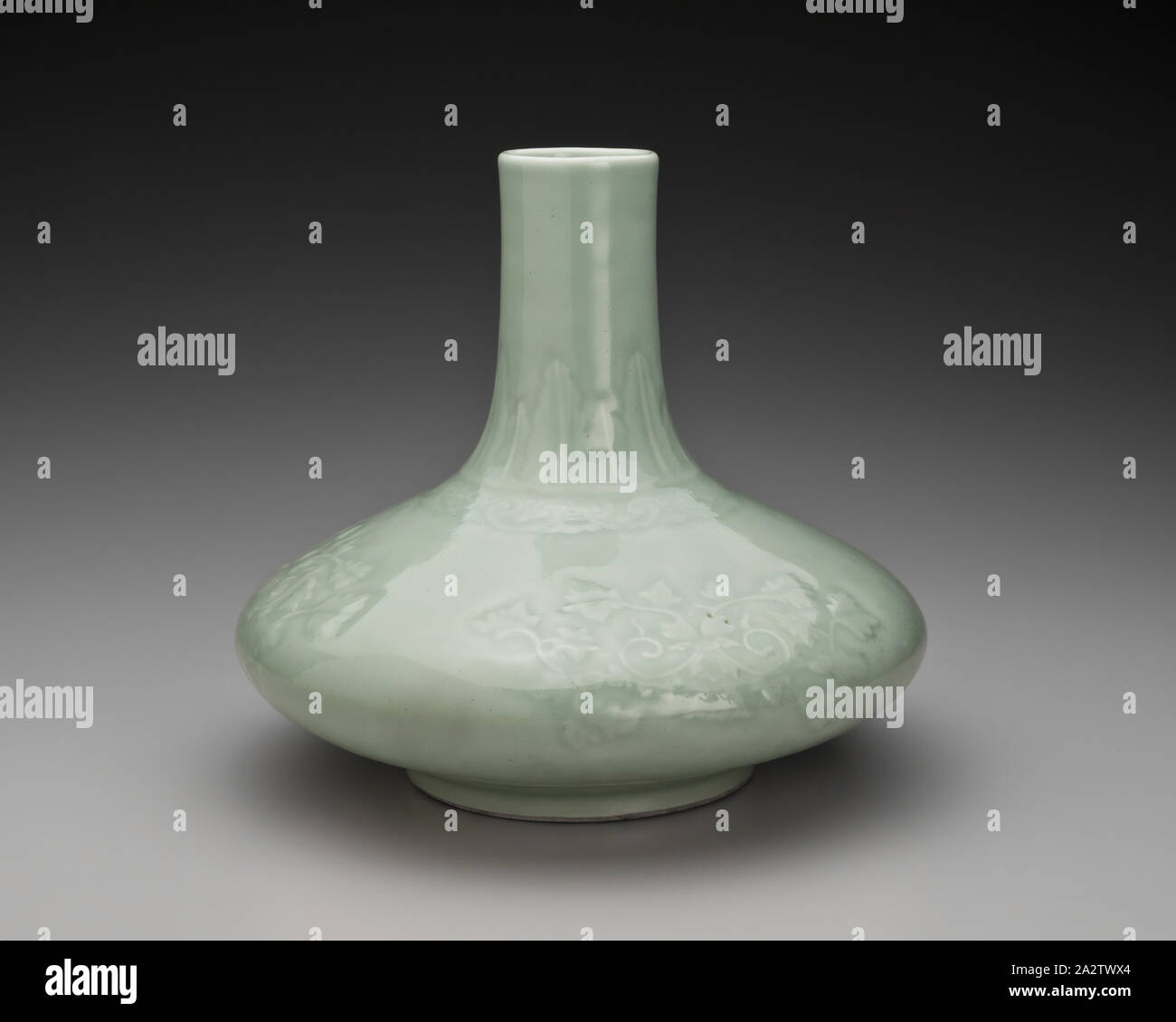 Vase comprimé, dynastie des Qing, la dynastie Qing, 1900-1980, céladon, 9-7/8 x 10-1/2 x 11 po., Art asiatique Banque D'Images Vase comprimé, dynastie des Qing, la dynastie Qing, 1900-1980, céladon, 9-7/8 x 10-1/2 x 11 po., Art asiatique Banque D'Images