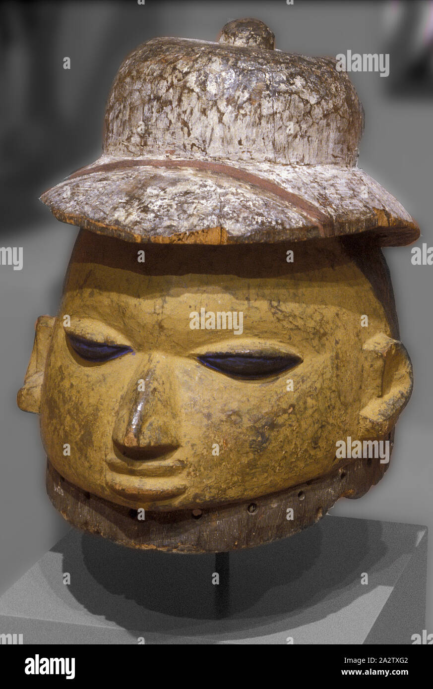 Les Egungun représentant un masque avec un casque colonial européen, Yoruba, 1920-1950, Bois, pigments, 9-1/4 x 8 x 9-1/2 in., l'Art Africain Banque D'Images