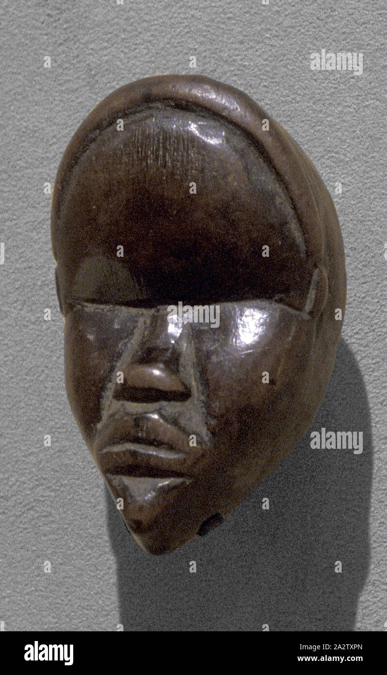 Masque miniature, Dan, 20e siècle, Bois, pigments, 2-3/4 x 1-1/2 x 1-1/4 po., l'Art Africain Banque D'Images