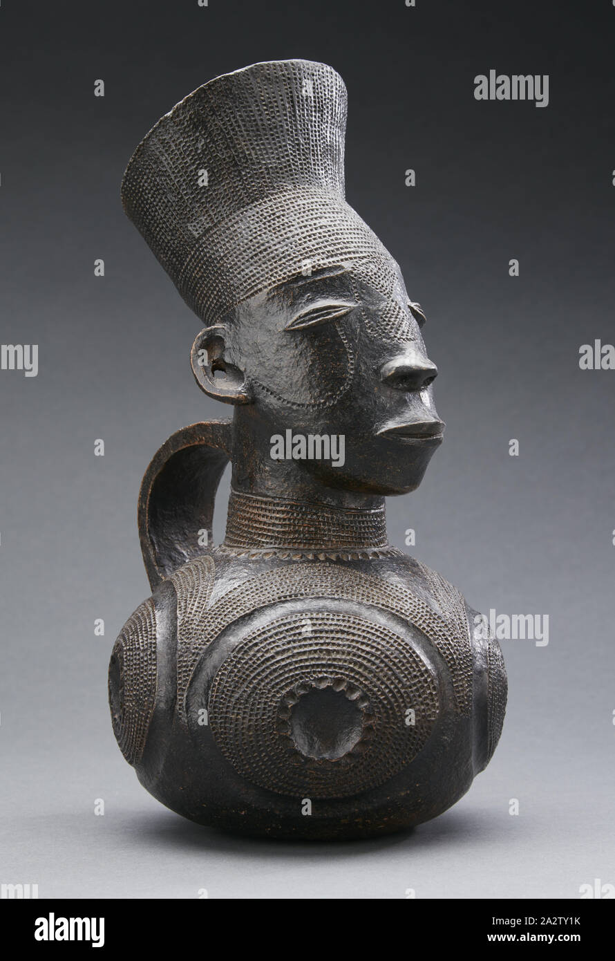 Les Mangbetu, navire, 20e siècle, céramique, 11-3/16 in., l'Art Africain Banque D'Images