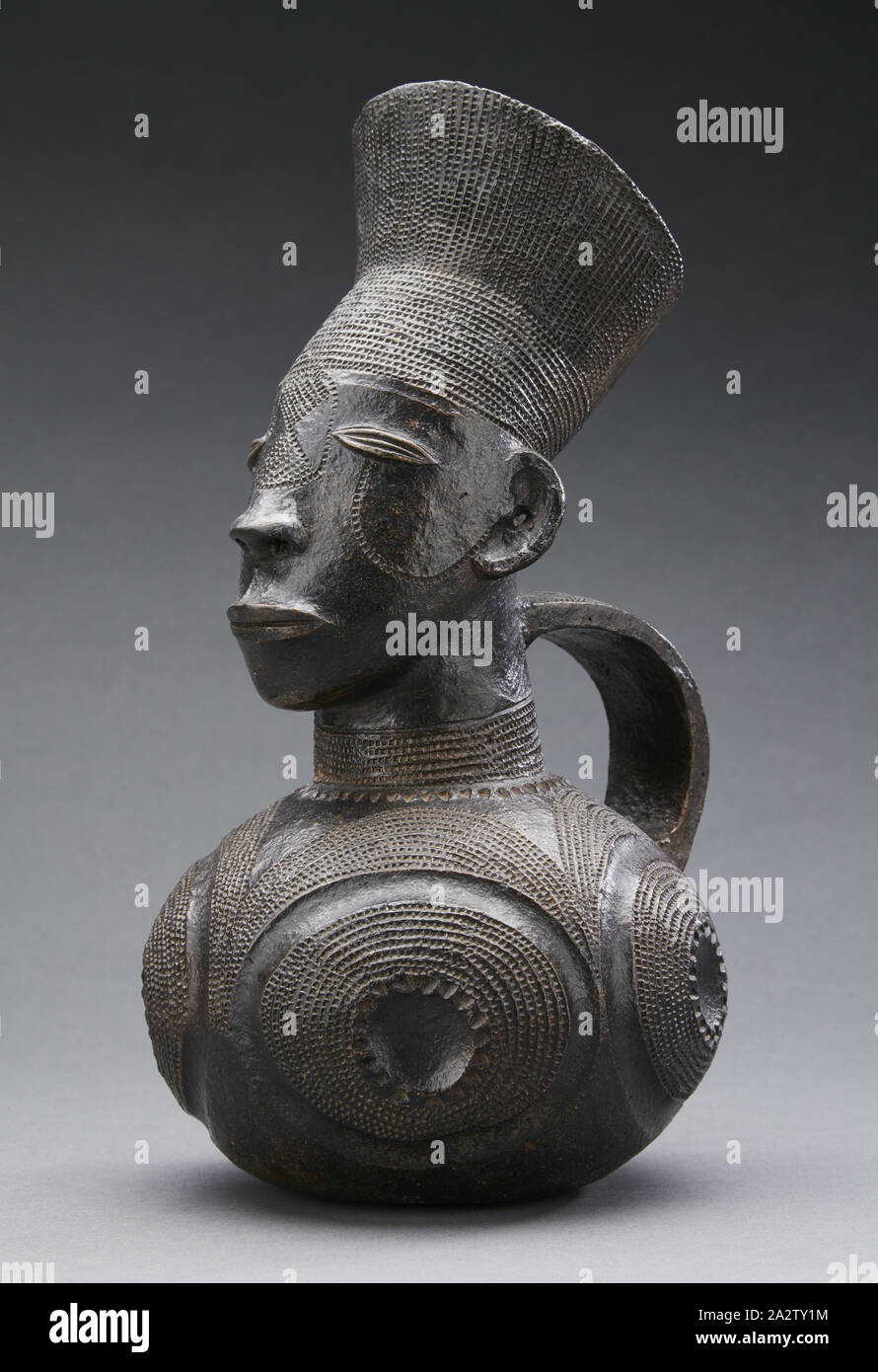Les Mangbetu, navire, 20e siècle, céramique, 11-3/16 in., l'Art Africain Banque D'Images