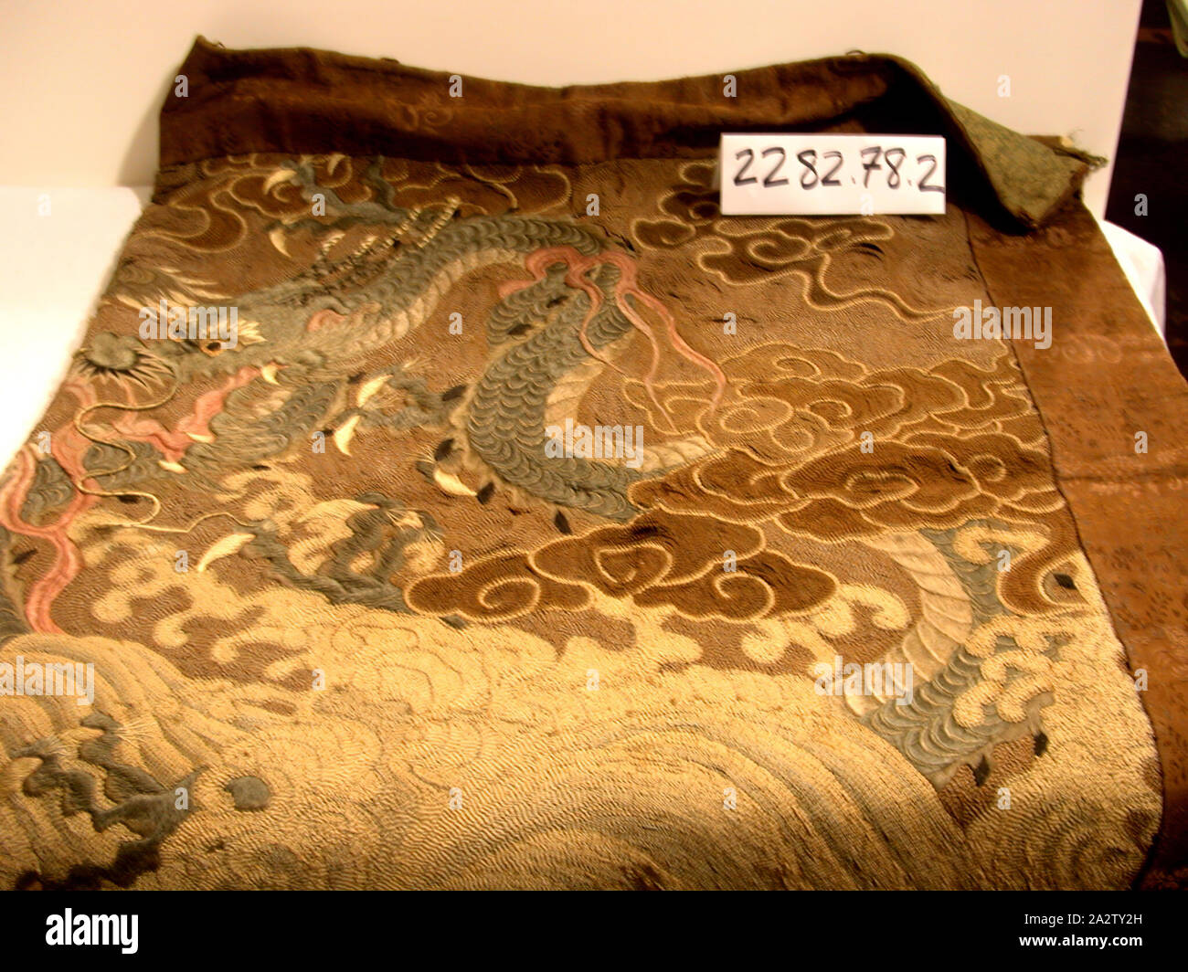 Wall Hanging, années 1900, la soie, 44 x 77 in., du textile et des arts de la mode Banque D'Images