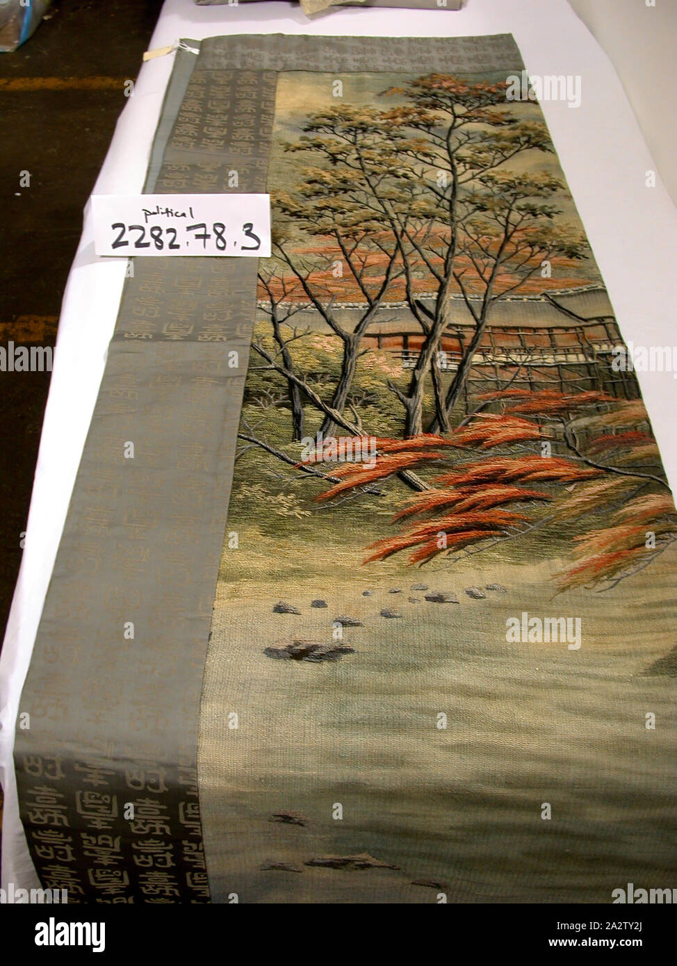 Wall Hanging, années 1900, la soie, 64 x 43 po., du textile et des arts de la mode Banque D'Images