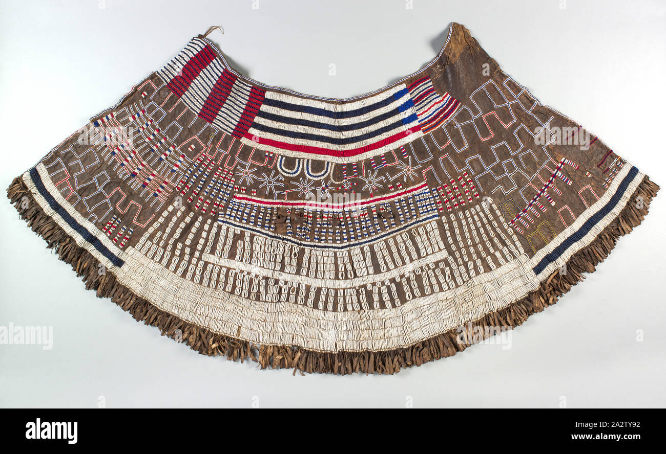 Jupe pour jeune femme, 1940-1980, les Iraqws, Cuir, perles de verre et laiton, métal cloches, 35 x 67-1/2 po., l'Art Africain Banque D'Images