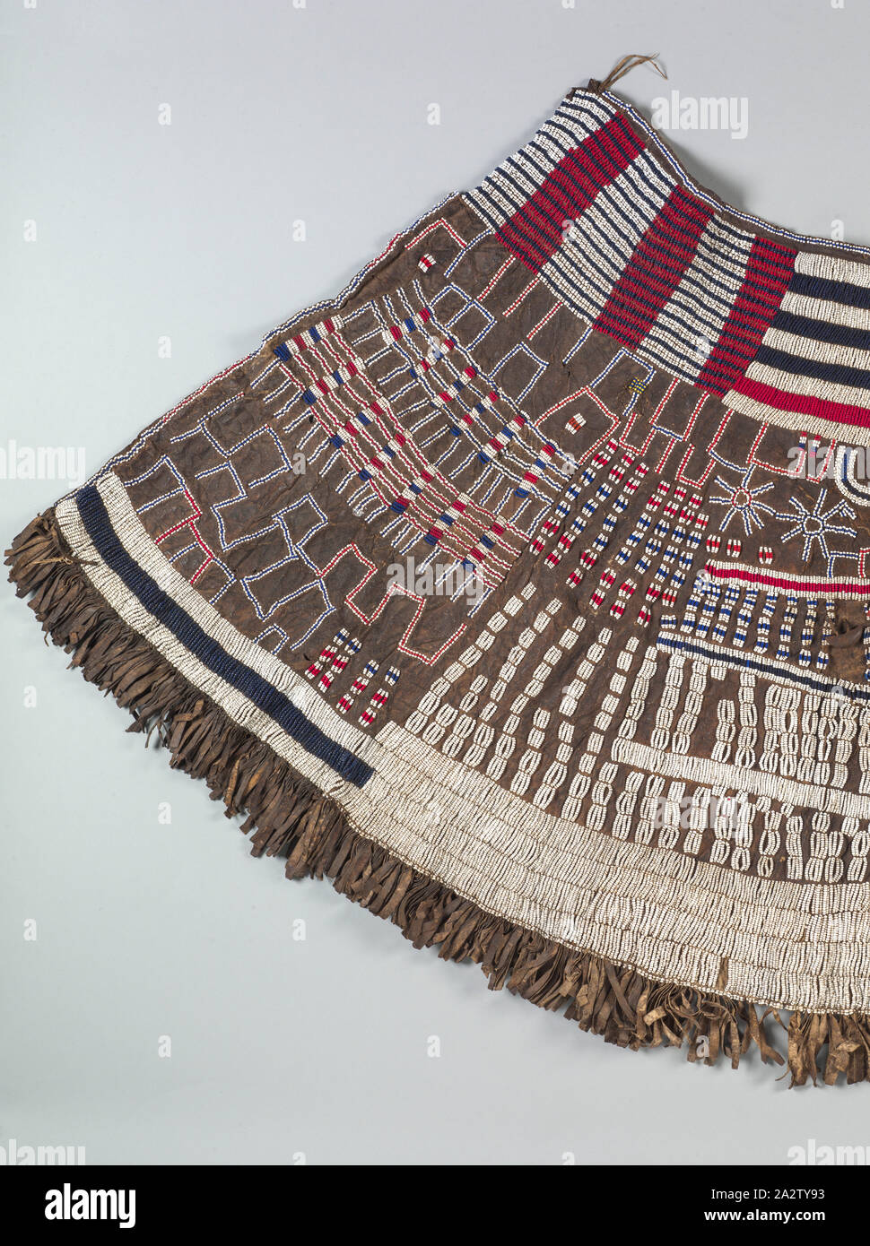 Jupe pour jeune femme, 1940-1980, les Iraqws, Cuir, perles de verre et laiton, métal cloches, 35 x 67-1/2 po., l'Art Africain Banque D'Images