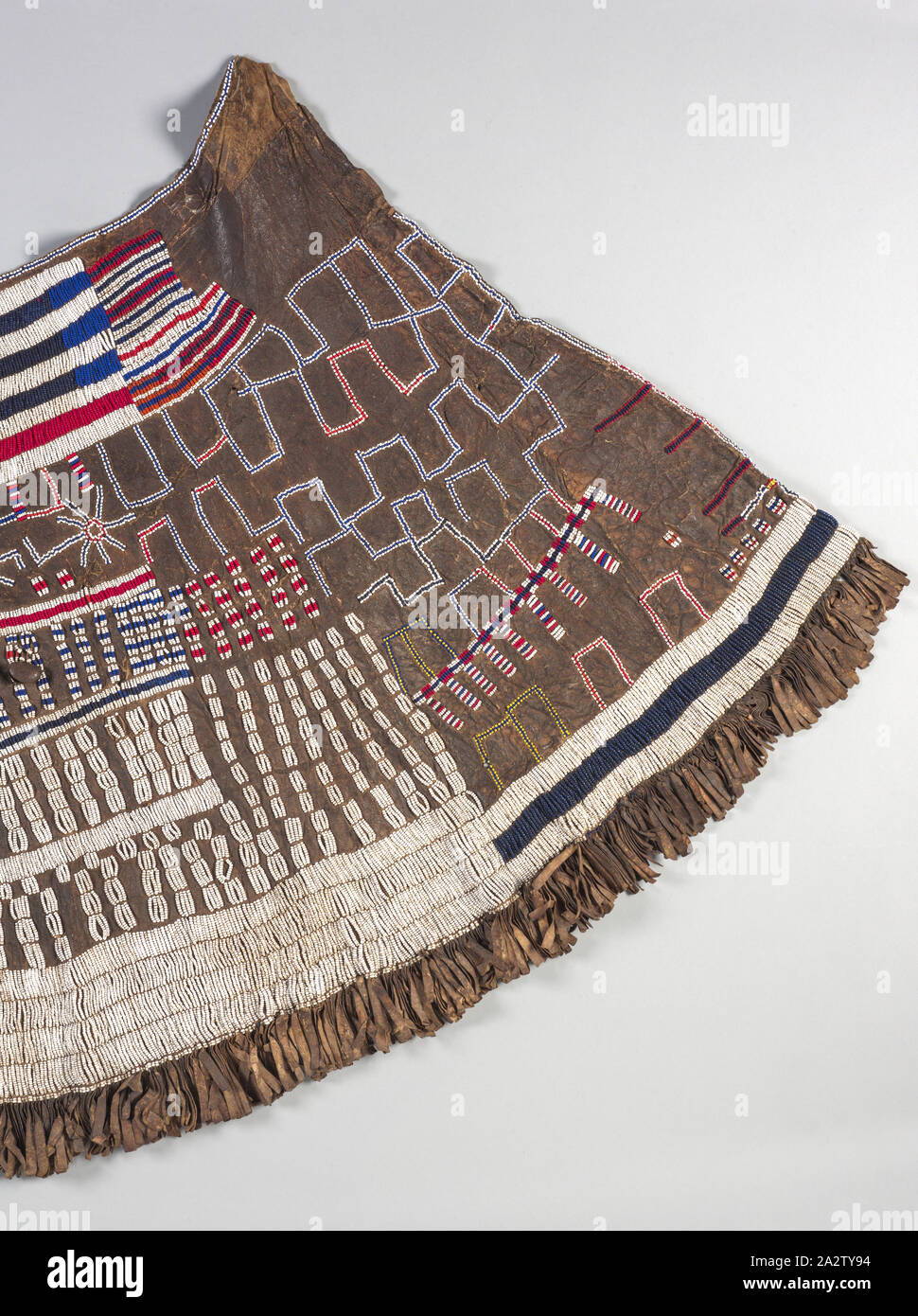 Jupe pour jeune femme, 1940-1980, les Iraqws, Cuir, perles de verre et laiton, métal cloches, 35 x 67-1/2 po., l'Art Africain Banque D'Images