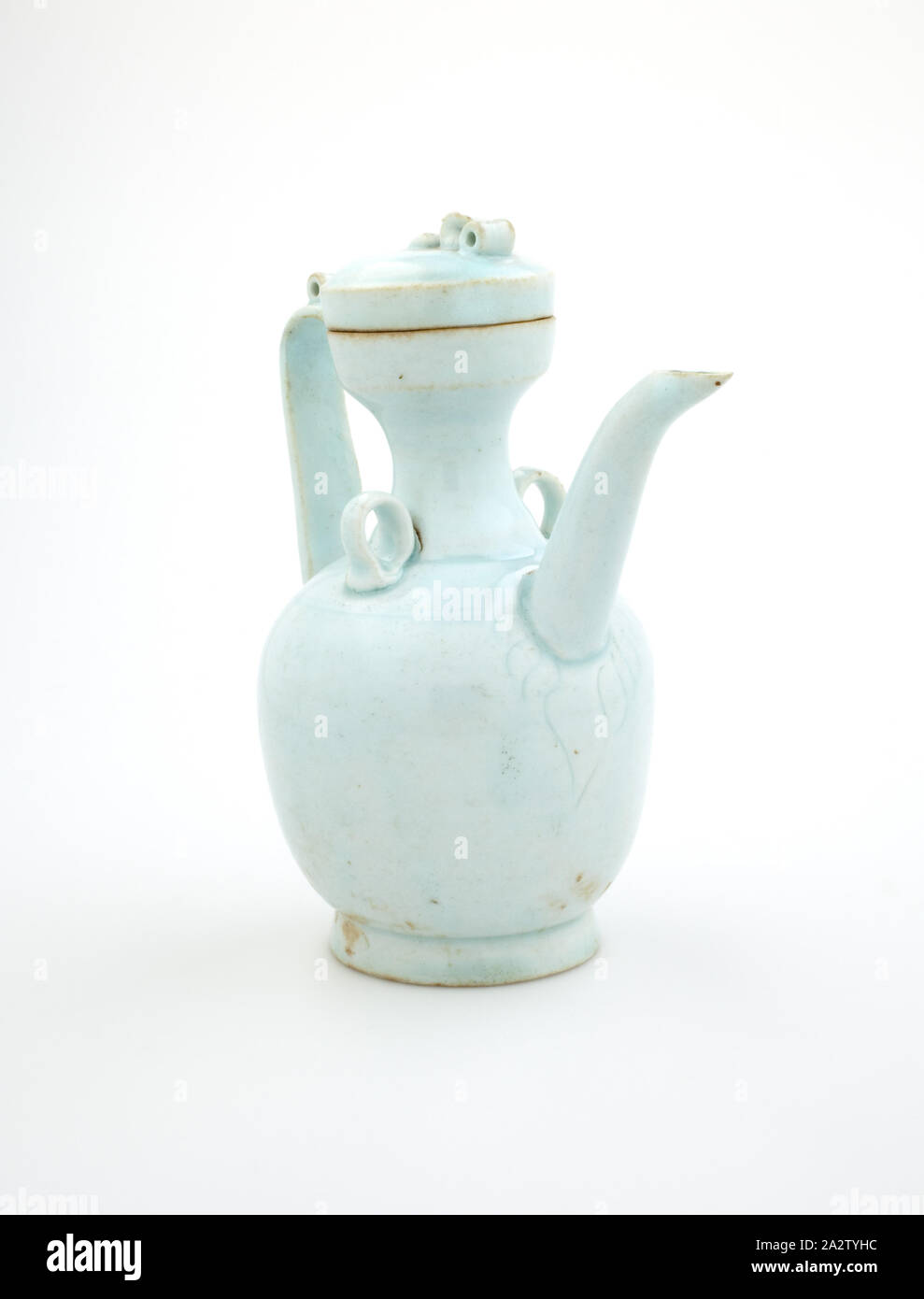 Ewer avec couvercle, dynastie des Song du Nord, dynastie des Song du Nord, 1100s, porcelaine avec glaçure bleuâtre et décoration incisée, une aiguière) : 5-1/2 x 3 x 5 in. B) Couverture : 3/4 x 1-3/4 x 1-3/4 in., Art asiatique Banque D'Images