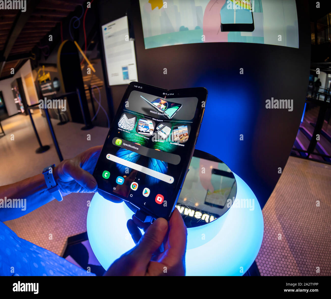 Un visiteur de la Samsung 837 showroom dans le Meatpacking district de New York admire le pli sur smartphone Samsung Samedi, 10 août 2019. Le premier smartphone pliable coûte 1980 $, est délicate et est livré avec une litanie de remontrances de soins. (© Richard B. Levine) Banque D'Images