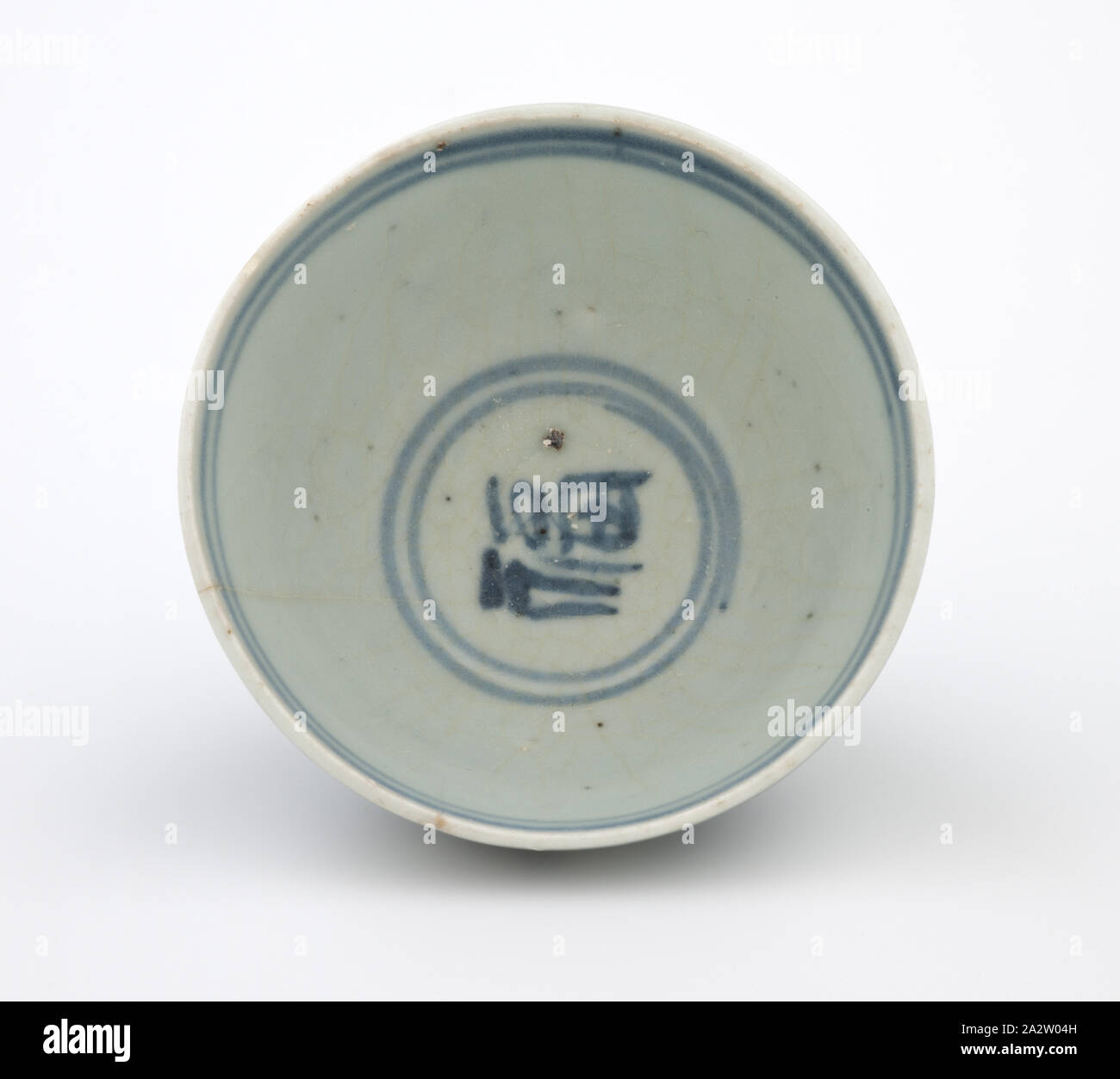 Bol, dynastie Ming, dynastie Ming, 1500-1599, porcelaine avec décor bleu, 2-1/8 x 3-13/16 (diam.), Art Asiatique. Banque D'Images