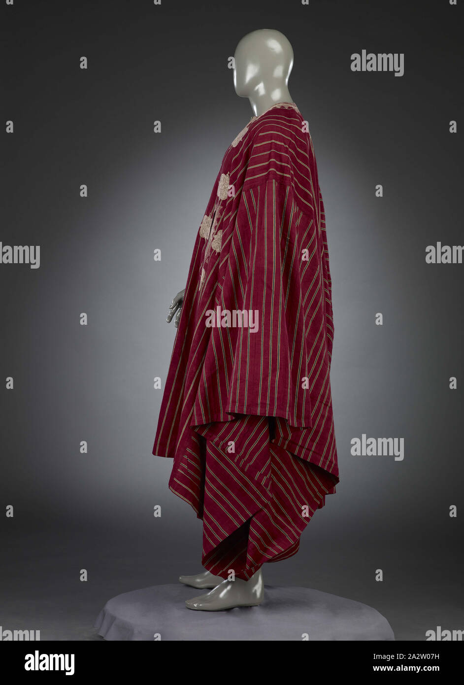 Vêtement d'homme (agbada), Yoruba, années 80, coton, brodés avec du coton,  A) haut : 95 x 52 in. B) pantalons : 34-1/2 x 37 po., du textile et des  arts de la mode Photo Stock - Alamy