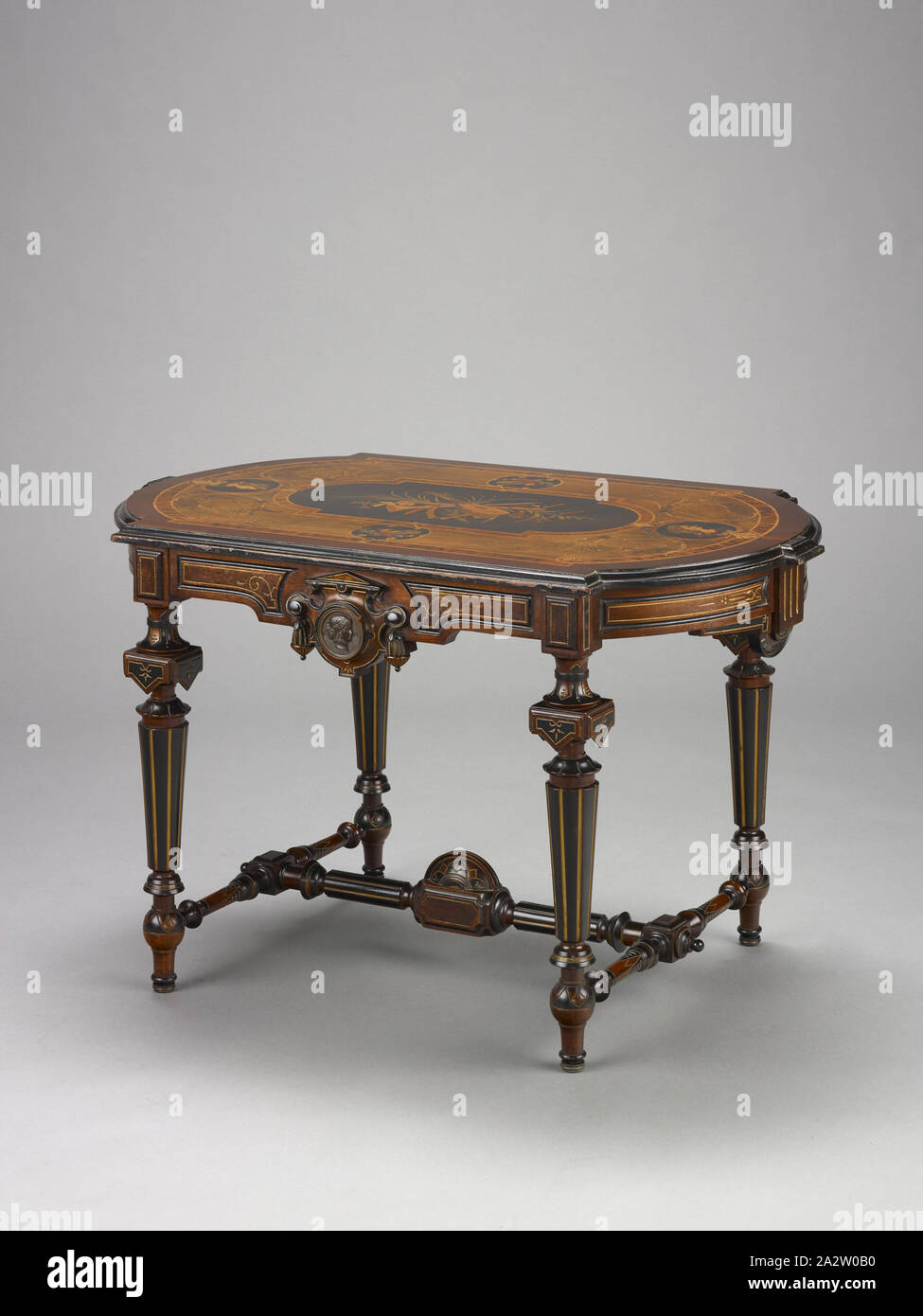 Centre de table, inconnu, vers 1870, bois noirci, dorure, bronze incisé médaillons, 28-1/4 x 44-1/8 x 27 in., cuisine américaine, les arts décoratifs Banque D'Images