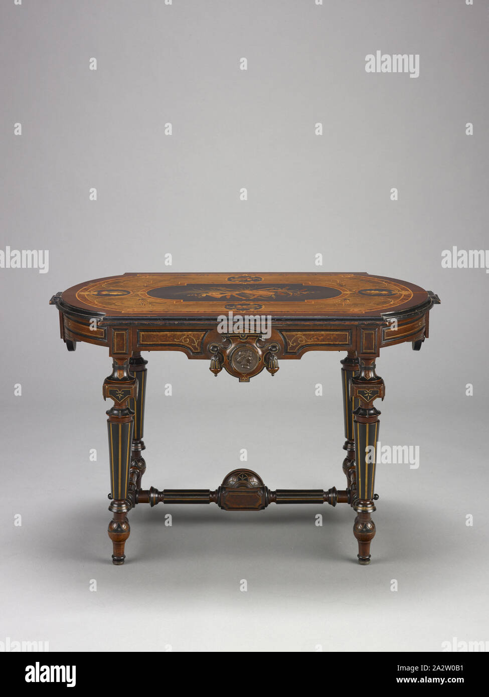 Centre de table, inconnu, vers 1870, bois noirci, dorure, bronze incisé médaillons, 28-1/4 x 44-1/8 x 27 in., cuisine américaine, les arts décoratifs Banque D'Images