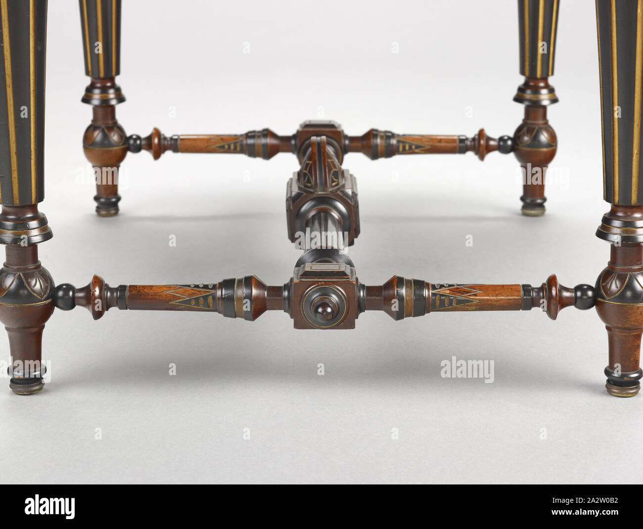Centre de table, inconnu, vers 1870, bois noirci, dorure, bronze incisé médaillons, 28-1/4 x 44-1/8 x 27 in., cuisine américaine, les arts décoratifs Banque D'Images