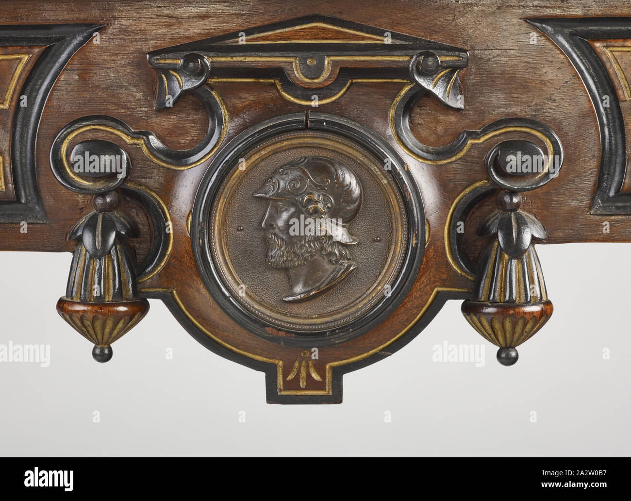 Centre de table, inconnu, vers 1870, bois noirci, dorure, bronze incisé médaillons, 28-1/4 x 44-1/8 x 27 in., cuisine américaine, les arts décoratifs Banque D'Images