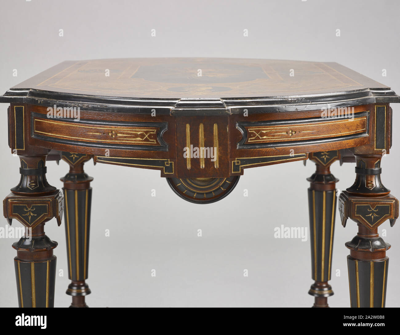 Centre de table, inconnu, vers 1870, bois noirci, dorure, bronze incisé médaillons, 28-1/4 x 44-1/8 x 27 in., cuisine américaine, les arts décoratifs Banque D'Images