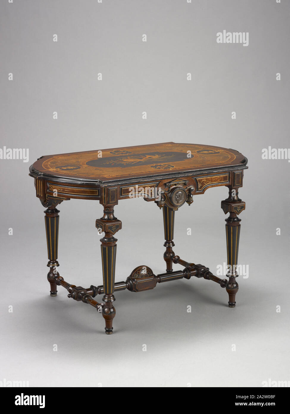 Centre de table, inconnu, vers 1870, bois noirci, dorure, bronze incisé médaillons, 28-1/4 x 44-1/8 x 27 in., cuisine américaine, les arts décoratifs Banque D'Images