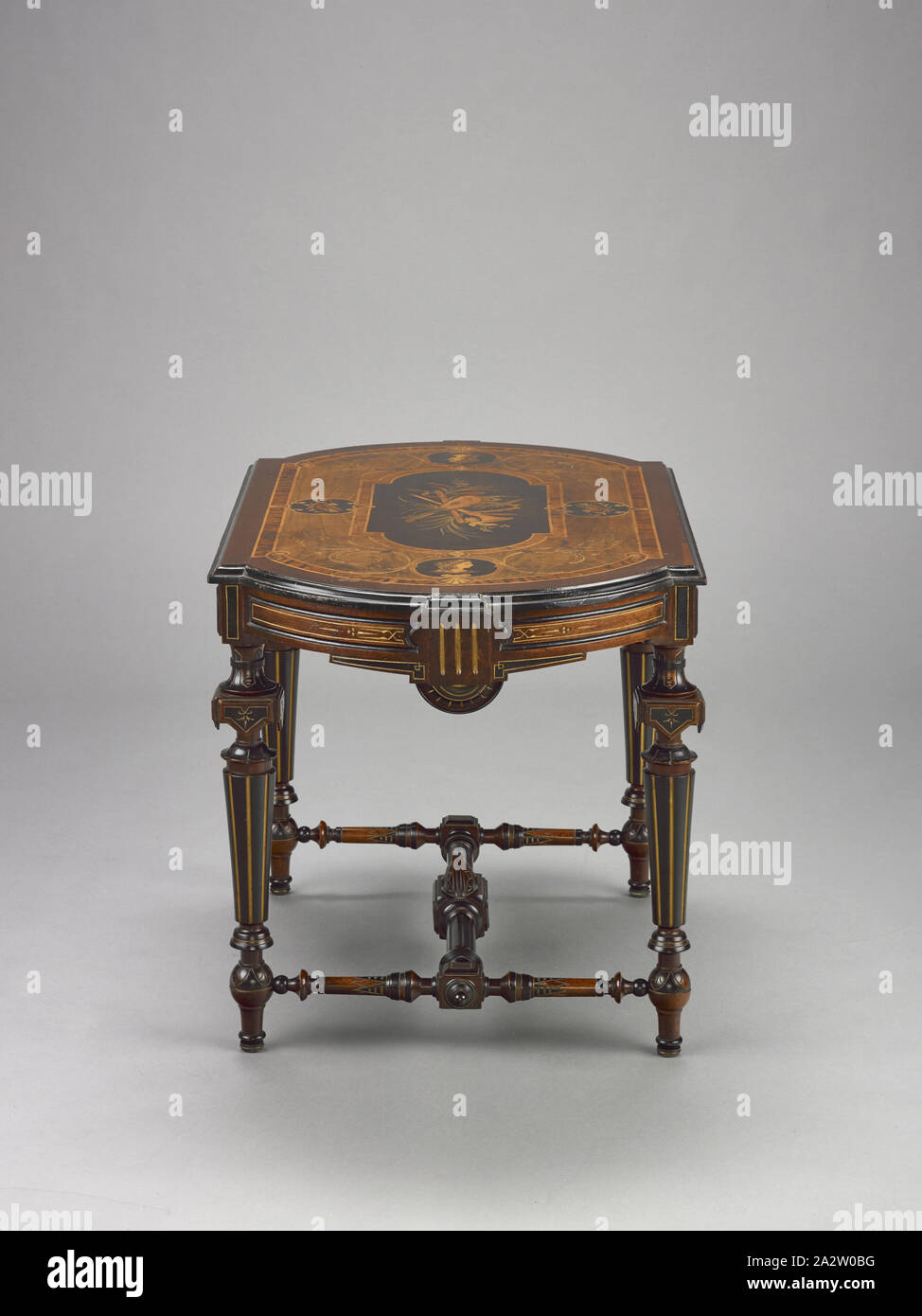 Centre de table, inconnu, vers 1870, bois noirci, dorure, bronze incisé médaillons, 28-1/4 x 44-1/8 x 27 in., cuisine américaine, les arts décoratifs Banque D'Images