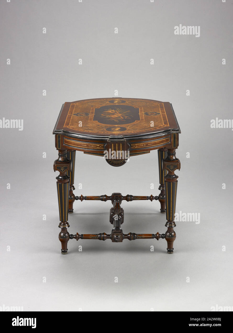 Centre de table, inconnu, vers 1870, bois noirci, dorure, bronze incisé médaillons, 28-1/4 x 44-1/8 x 27 in., cuisine américaine, les arts décoratifs Banque D'Images