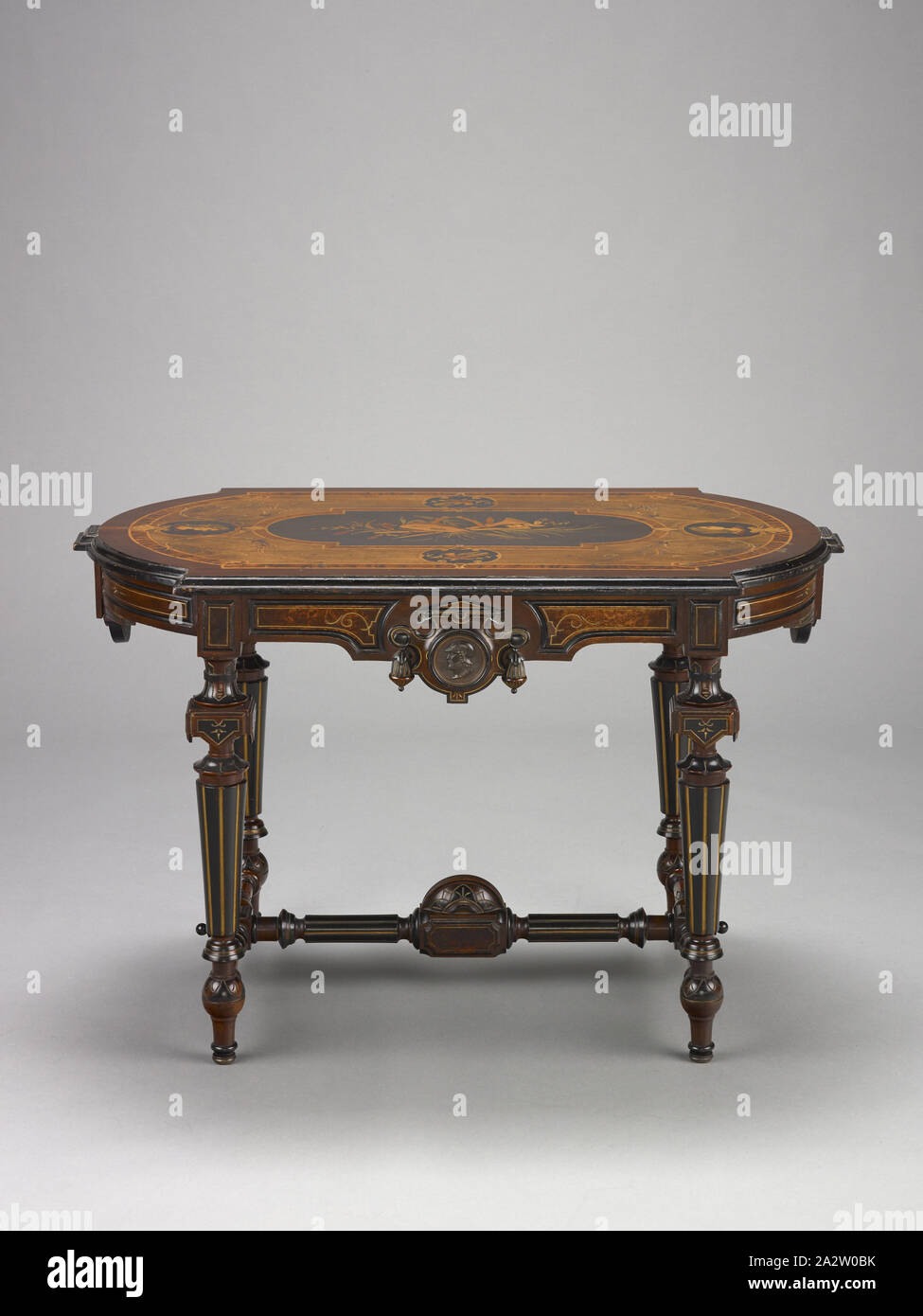 Centre de table, inconnu, vers 1870, bois noirci, dorure, bronze incisé médaillons, 28-1/4 x 44-1/8 x 27 in., cuisine américaine, les arts décoratifs Banque D'Images
