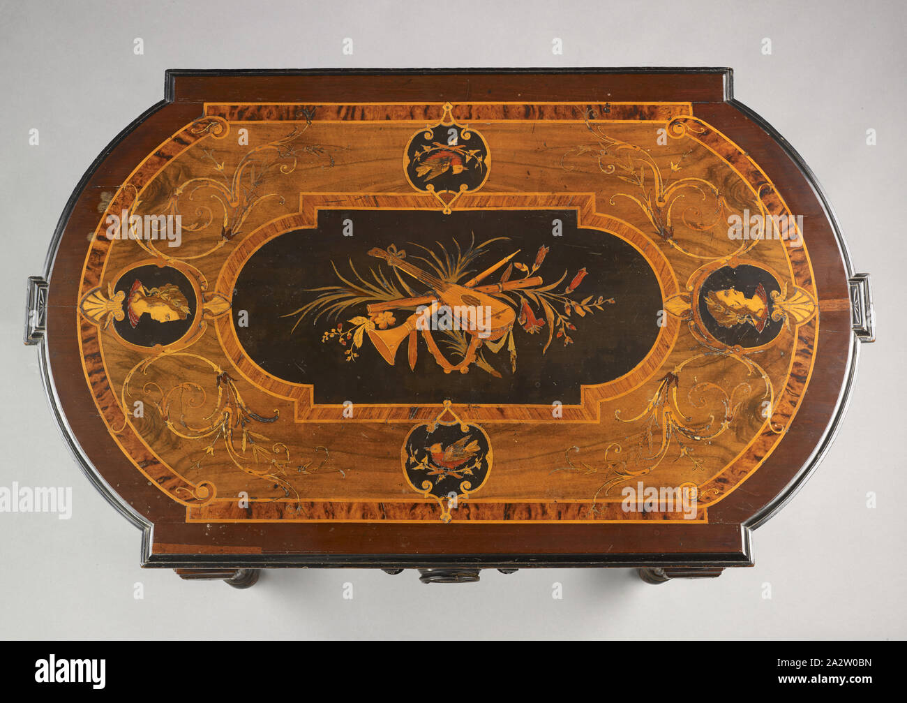 Centre de table, inconnu, vers 1870, bois noirci, dorure, bronze incisé médaillons, 28-1/4 x 44-1/8 x 27 in., cuisine américaine, les arts décoratifs Banque D'Images