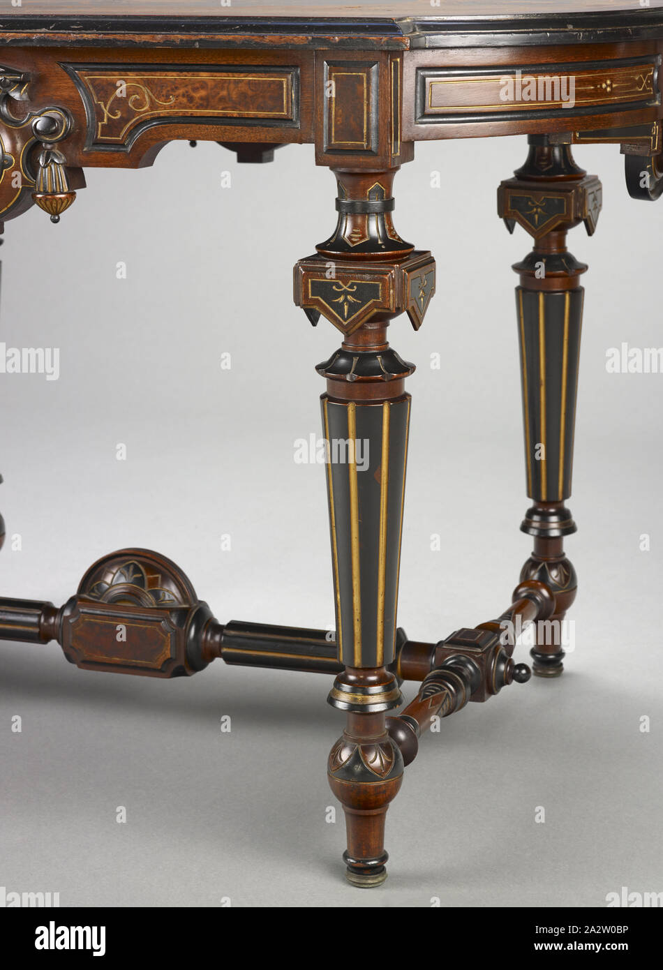 Centre de table, inconnu, vers 1870, bois noirci, dorure, bronze incisé médaillons, 28-1/4 x 44-1/8 x 27 in., cuisine américaine, les arts décoratifs Banque D'Images