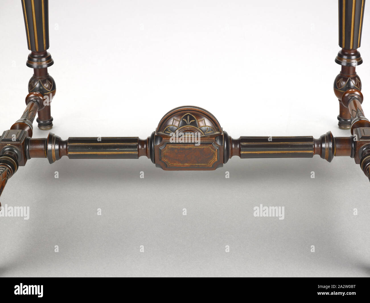 Centre de table, inconnu, vers 1870, bois noirci, dorure, bronze incisé médaillons, 28-1/4 x 44-1/8 x 27 in., cuisine américaine, les arts décoratifs Banque D'Images