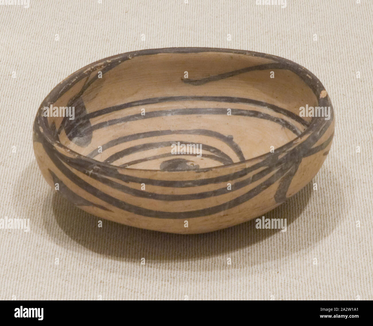 Petit bol avec beaucoup d'autres points, Inconnu, néolithique, environ 3000 avant notre ère, argile et peinture, Majiayao, type H : 1-3/4 in. W : 4-1/2 in. D : 5-1/4 in., Art asiatique Banque D'Images