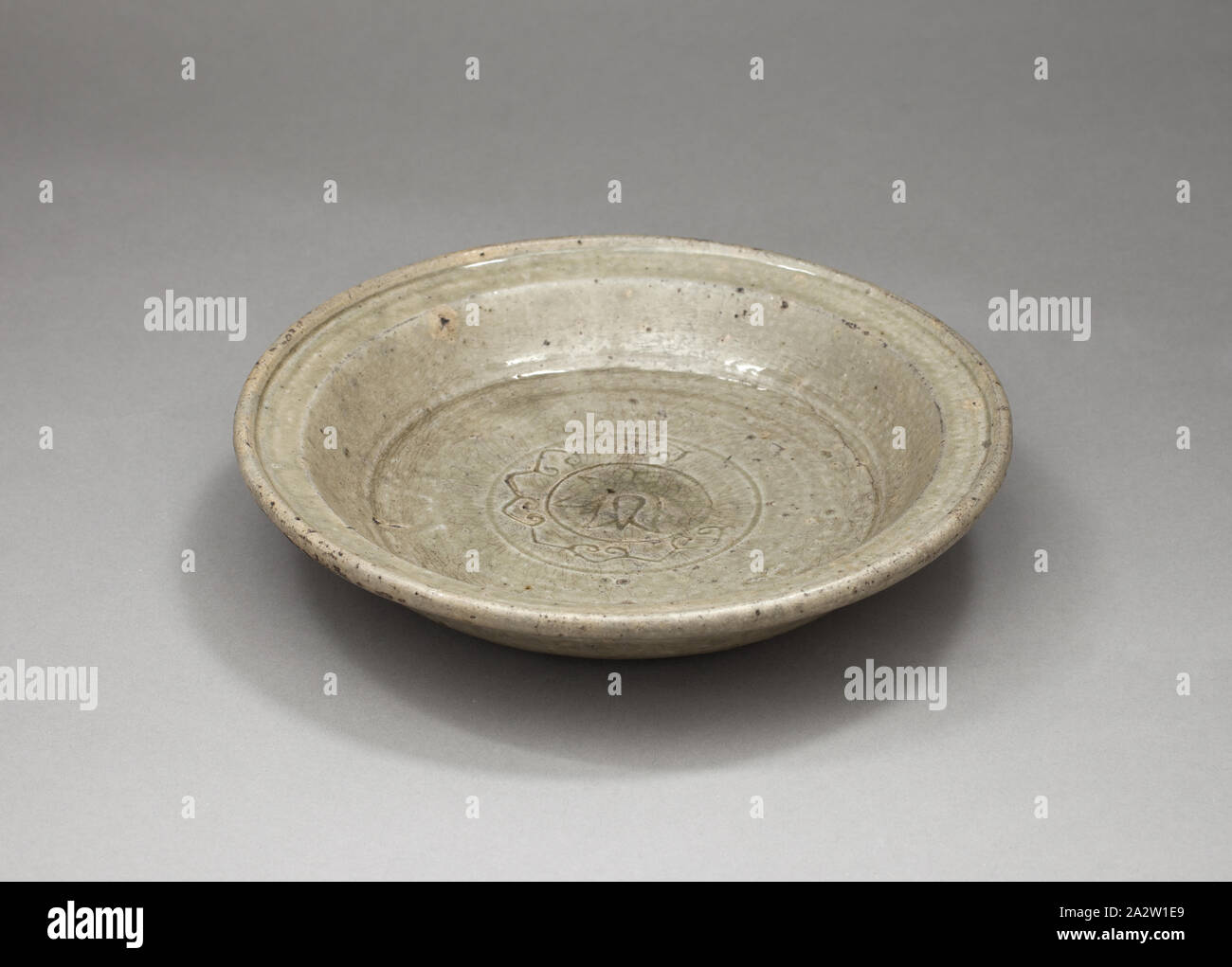 Bol, dynastie des Song, Song Dynasty, 960-1279, en céramique avec glaçure vert-gris, 11-5/8 x 2-1/2 h, Art asiatique Banque D'Images