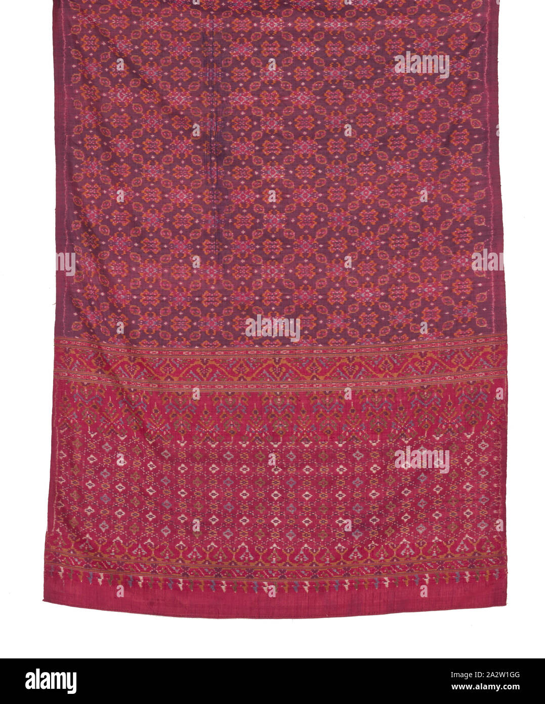 L'emballage (sarong) ou un chiffon de l'épaule, début des années 1900, la soie, 97-1/2 x 32-1/2 in., du textile et des arts de la mode Banque D'Images