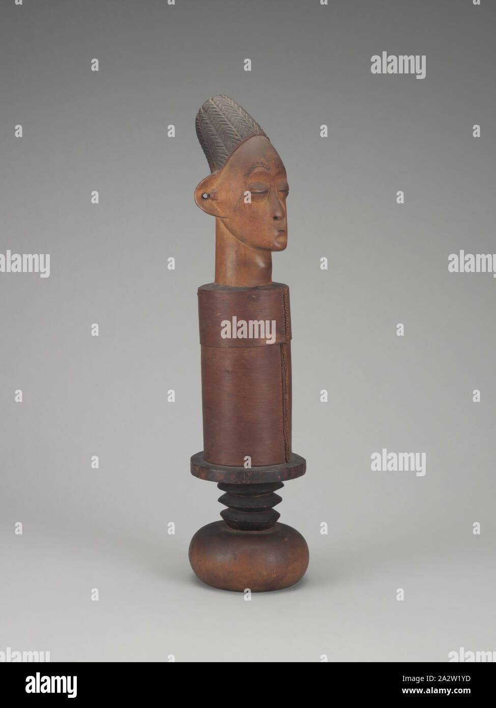 Récipient avec couvercle de la tête de l'embout, Songo (Congolais, fin du xixe siècle-début xxe siècle), 1900-1910, bois, écorce, pigment, A-C) 20-5/8 x 5 x 5 in. (Installé) A) la tête couvercle finial : 10-1/4 x 4-1/2 x 4-1/2 in. B) contenant : 6-1/2 x 3-3/4 x 3-3/4 in. C) Base : 6-1/2 x 5 x 5 in., C) inscrit, Pyro gravée sur le côté vertical de la base : chanson DekVoi DekVoi [n'ont pas traduit qui est peut-être un lieu ou la famille] Référence C) inscrit à l'aide de peinture blanche au bord externe de la base, Brill collection numéro d'inventaire : 578, l'Art Africain Banque D'Images