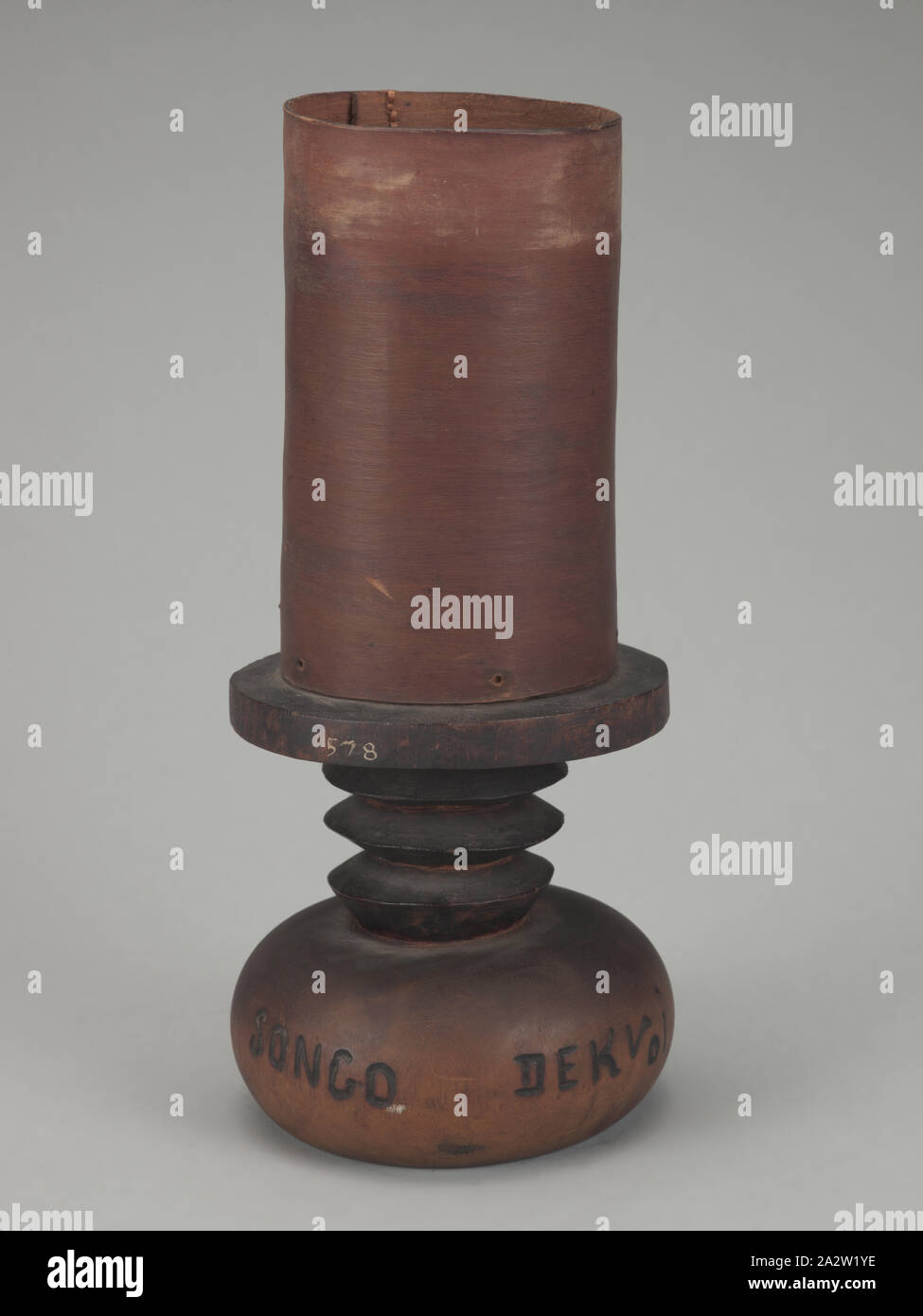 Récipient avec couvercle de la tête de l'embout, Songo (Congolais, fin du xixe siècle-début xxe siècle), 1900-1910, bois, écorce, pigment, A-C) 20-5/8 x 5 x 5 in. (Installé) A) la tête couvercle finial : 10-1/4 x 4-1/2 x 4-1/2 in. B) contenant : 6-1/2 x 3-3/4 x 3-3/4 in. C) Base : 6-1/2 x 5 x 5 in., C) inscrit, Pyro gravée sur le côté vertical de la base : chanson DekVoi DekVoi [n'ont pas traduit qui est peut-être un lieu ou la famille] Référence C) inscrit à l'aide de peinture blanche au bord externe de la base, Brill collection numéro d'inventaire : 578, l'Art Africain Banque D'Images