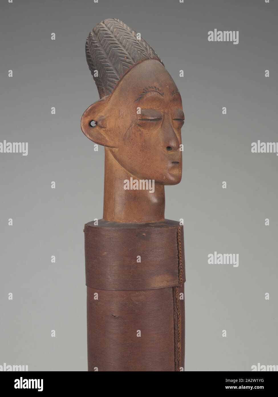 Récipient avec couvercle de la tête de l'embout, Songo (Congolais, fin du xixe siècle-début xxe siècle), 1900-1910, bois, écorce, pigment, A-C) 20-5/8 x 5 x 5 in. (Installé) A) la tête couvercle finial : 10-1/4 x 4-1/2 x 4-1/2 in. B) contenant : 6-1/2 x 3-3/4 x 3-3/4 in. C) Base : 6-1/2 x 5 x 5 in., C) inscrit, Pyro gravée sur le côté vertical de la base : chanson DekVoi DekVoi [n'ont pas traduit qui est peut-être un lieu ou la famille] Référence C) inscrit à l'aide de peinture blanche au bord externe de la base, Brill collection numéro d'inventaire : 578, l'Art Africain Banque D'Images