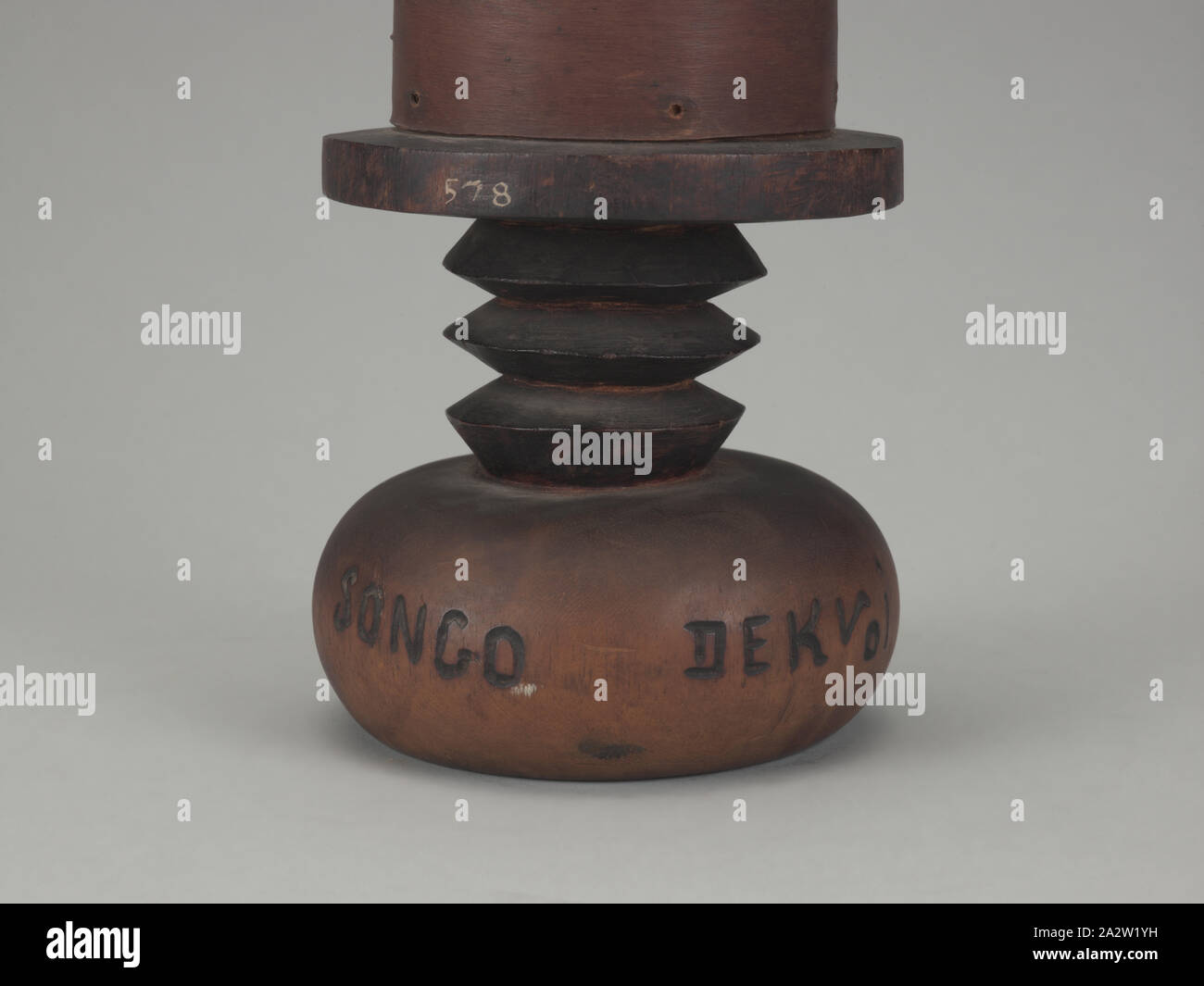 Récipient avec couvercle de la tête de l'embout, Songo (Congolais, fin du xixe siècle-début xxe siècle), 1900-1910, bois, écorce, pigment, A-C) 20-5/8 x 5 x 5 in. (Installé) A) la tête couvercle finial : 10-1/4 x 4-1/2 x 4-1/2 in. B) contenant : 6-1/2 x 3-3/4 x 3-3/4 in. C) Base : 6-1/2 x 5 x 5 in., C) inscrit, Pyro gravée sur le côté vertical de la base : chanson DekVoi DekVoi [n'ont pas traduit qui est peut-être un lieu ou la famille] Référence C) inscrit à l'aide de peinture blanche au bord externe de la base, Brill collection numéro d'inventaire : 578, l'Art Africain Banque D'Images