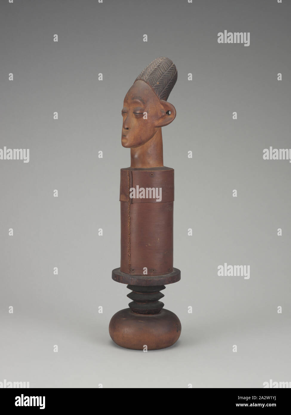 Récipient avec couvercle de la tête de l'embout, Songo (Congolais, fin du xixe siècle-début xxe siècle), 1900-1910, bois, écorce, pigment, A-C) 20-5/8 x 5 x 5 in. (Installé) A) la tête couvercle finial : 10-1/4 x 4-1/2 x 4-1/2 in. B) contenant : 6-1/2 x 3-3/4 x 3-3/4 in. C) Base : 6-1/2 x 5 x 5 in., C) inscrit, Pyro gravée sur le côté vertical de la base : chanson DekVoi DekVoi [n'ont pas traduit qui est peut-être un lieu ou la famille] Référence C) inscrit à l'aide de peinture blanche au bord externe de la base, Brill collection numéro d'inventaire : 578, l'Art Africain Banque D'Images