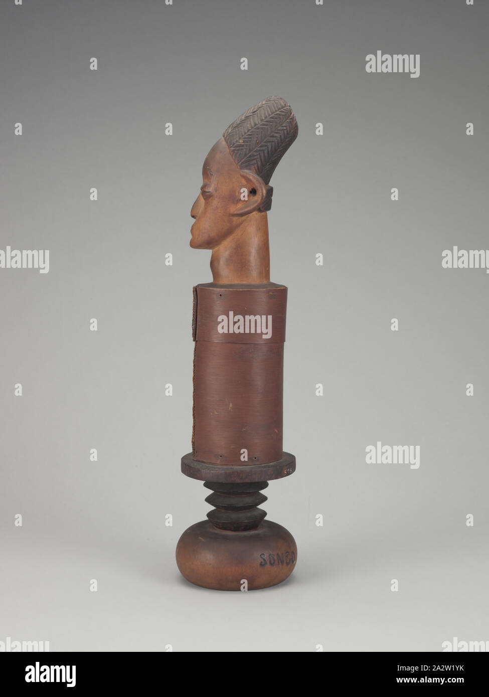 Récipient avec couvercle de la tête de l'embout, Songo (Congolais, fin du xixe siècle-début xxe siècle), 1900-1910, bois, écorce, pigment, A-C) 20-5/8 x 5 x 5 in. (Installé) A) la tête couvercle finial : 10-1/4 x 4-1/2 x 4-1/2 in. B) contenant : 6-1/2 x 3-3/4 x 3-3/4 in. C) Base : 6-1/2 x 5 x 5 in., C) inscrit, Pyro gravée sur le côté vertical de la base : chanson DekVoi DekVoi [n'ont pas traduit qui est peut-être un lieu ou la famille] Référence C) inscrit à l'aide de peinture blanche au bord externe de la base, Brill collection numéro d'inventaire : 578, l'Art Africain Banque D'Images