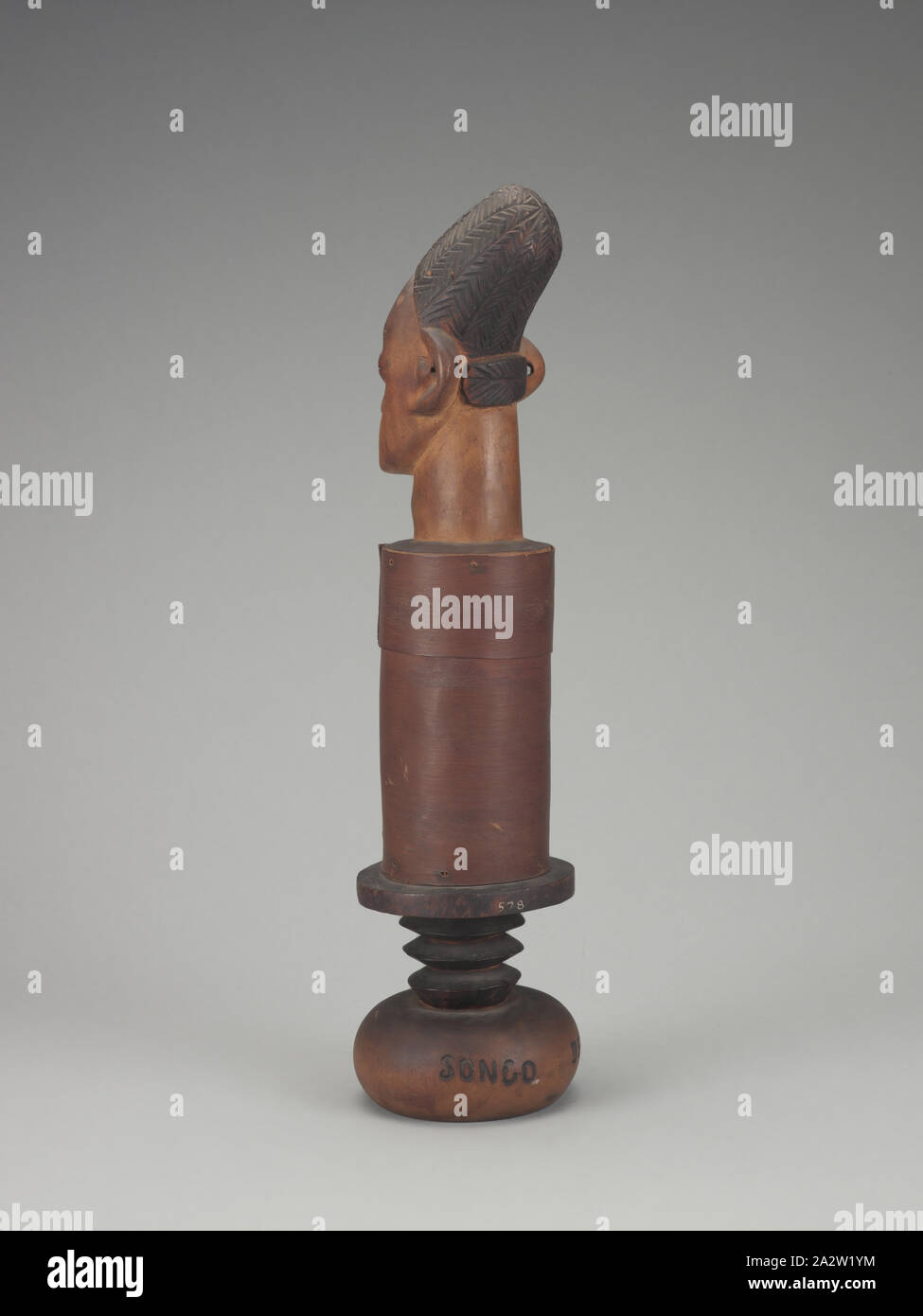 Récipient avec couvercle de la tête de l'embout, Songo (Congolais, fin du xixe siècle-début xxe siècle), 1900-1910, bois, écorce, pigment, A-C) 20-5/8 x 5 x 5 in. (Installé) A) la tête couvercle finial : 10-1/4 x 4-1/2 x 4-1/2 in. B) contenant : 6-1/2 x 3-3/4 x 3-3/4 in. C) Base : 6-1/2 x 5 x 5 in., C) inscrit, Pyro gravée sur le côté vertical de la base : chanson DekVoi DekVoi [n'ont pas traduit qui est peut-être un lieu ou la famille] Référence C) inscrit à l'aide de peinture blanche au bord externe de la base, Brill collection numéro d'inventaire : 578, l'Art Africain Banque D'Images