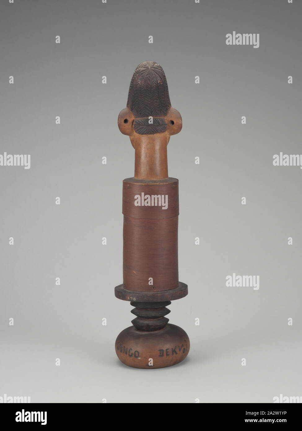 Récipient avec couvercle de la tête de l'embout, Songo (Congolais, fin du xixe siècle-début xxe siècle), 1900-1910, bois, écorce, pigment, A-C) 20-5/8 x 5 x 5 in. (Installé) A) la tête couvercle finial : 10-1/4 x 4-1/2 x 4-1/2 in. B) contenant : 6-1/2 x 3-3/4 x 3-3/4 in. C) Base : 6-1/2 x 5 x 5 in., C) inscrit, Pyro gravée sur le côté vertical de la base : chanson DekVoi DekVoi [n'ont pas traduit qui est peut-être un lieu ou la famille] Référence C) inscrit à l'aide de peinture blanche au bord externe de la base, Brill collection numéro d'inventaire : 578, l'Art Africain Banque D'Images