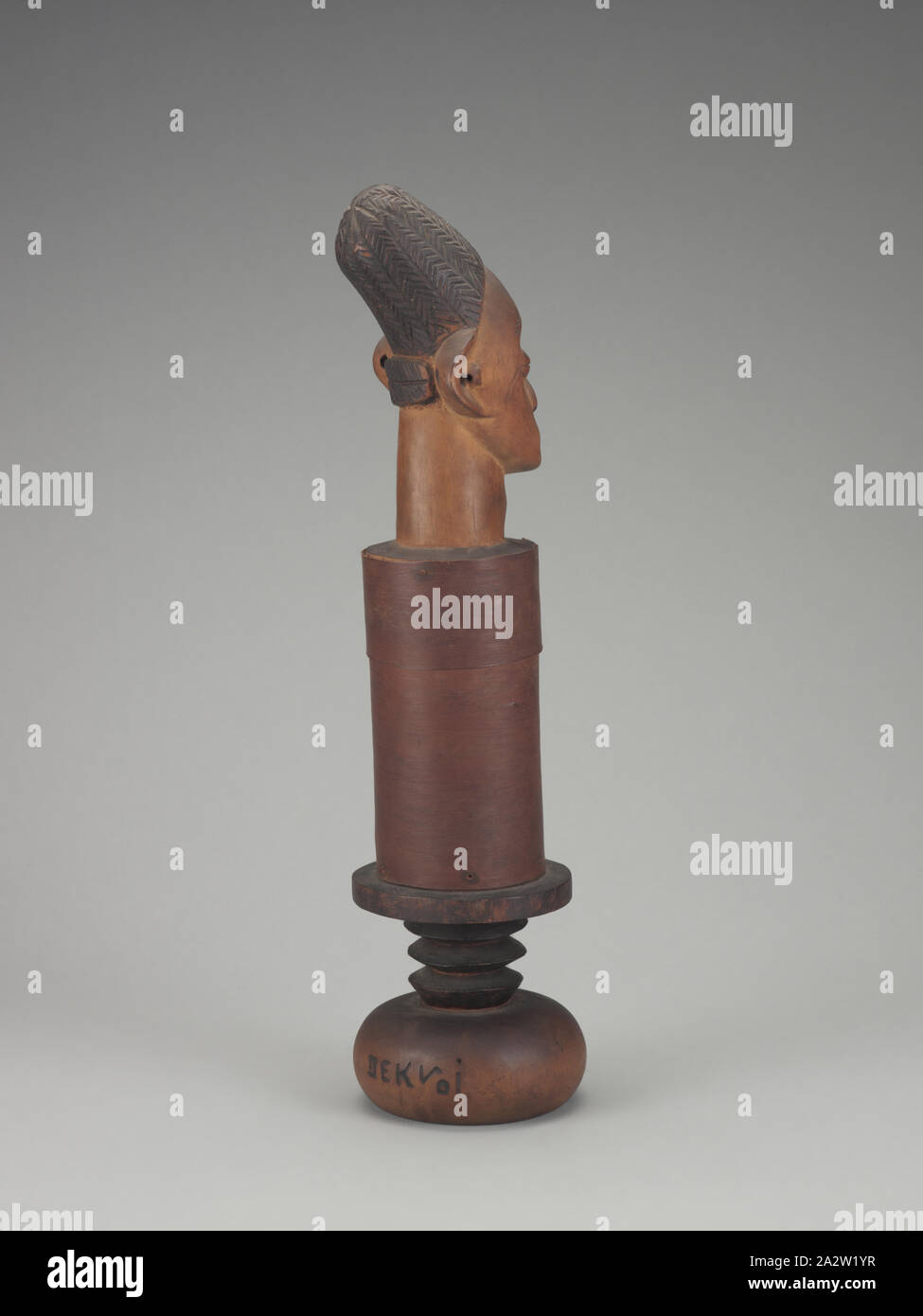 Récipient avec couvercle de la tête de l'embout, Songo (Congolais, fin du xixe siècle-début xxe siècle), 1900-1910, bois, écorce, pigment, A-C) 20-5/8 x 5 x 5 in. (Installé) A) la tête couvercle finial : 10-1/4 x 4-1/2 x 4-1/2 in. B) contenant : 6-1/2 x 3-3/4 x 3-3/4 in. C) Base : 6-1/2 x 5 x 5 in., C) inscrit, Pyro gravée sur le côté vertical de la base : chanson DekVoi DekVoi [n'ont pas traduit qui est peut-être un lieu ou la famille] Référence C) inscrit à l'aide de peinture blanche au bord externe de la base, Brill collection numéro d'inventaire : 578, l'Art Africain Banque D'Images