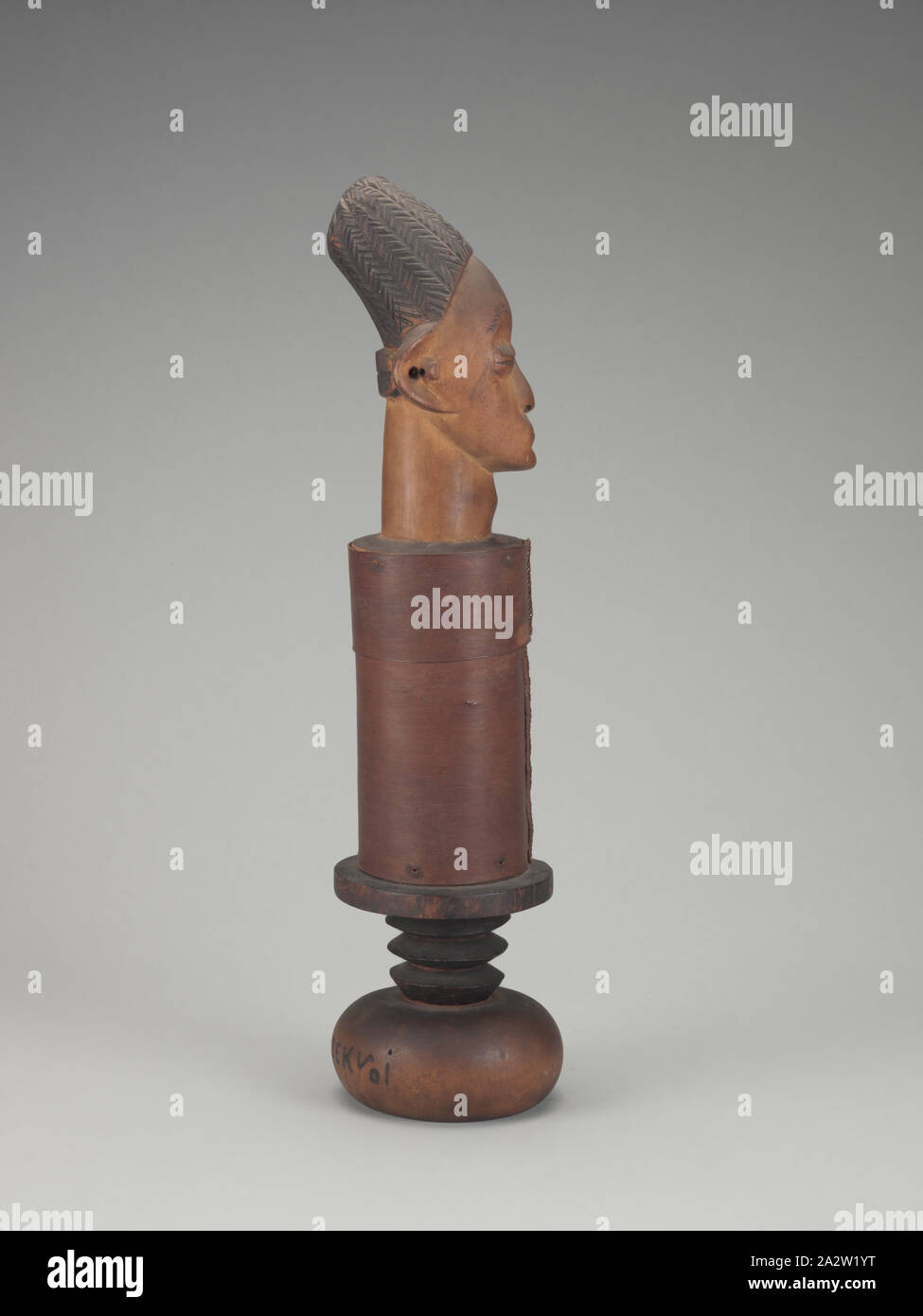 Récipient avec couvercle de la tête de l'embout, Songo (Congolais, fin du xixe siècle-début xxe siècle), 1900-1910, bois, écorce, pigment, A-C) 20-5/8 x 5 x 5 in. (Installé) A) la tête couvercle finial : 10-1/4 x 4-1/2 x 4-1/2 in. B) contenant : 6-1/2 x 3-3/4 x 3-3/4 in. C) Base : 6-1/2 x 5 x 5 in., C) inscrit, Pyro gravée sur le côté vertical de la base : chanson DekVoi DekVoi [n'ont pas traduit qui est peut-être un lieu ou la famille] Référence C) inscrit à l'aide de peinture blanche au bord externe de la base, Brill collection numéro d'inventaire : 578, l'Art Africain Banque D'Images