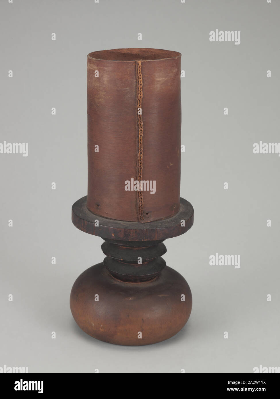 Récipient avec couvercle de la tête de l'embout, Songo (Congolais, fin du xixe siècle-début xxe siècle), 1900-1910, bois, écorce, pigment, A-C) 20-5/8 x 5 x 5 in. (Installé) A) la tête couvercle finial : 10-1/4 x 4-1/2 x 4-1/2 in. B) contenant : 6-1/2 x 3-3/4 x 3-3/4 in. C) Base : 6-1/2 x 5 x 5 in., C) inscrit, Pyro gravée sur le côté vertical de la base : chanson DekVoi DekVoi [n'ont pas traduit qui est peut-être un lieu ou la famille] Référence C) inscrit à l'aide de peinture blanche au bord externe de la base, Brill collection numéro d'inventaire : 578, l'Art Africain Banque D'Images