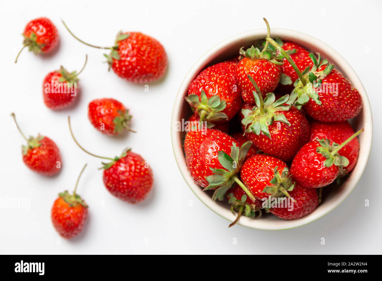 Fraises fraîches dans un bol on white isolated Banque D'Images