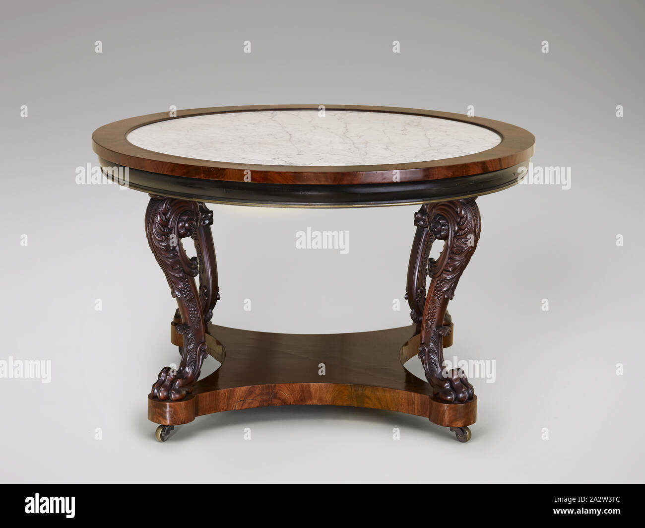 Centre de table, inconnu, vers 1830, l'Acajou, marbre, le pin blanc, Tulip, 30-1/4 x 49 x 49 in., cuisine américaine, les arts décoratifs Banque D'Images